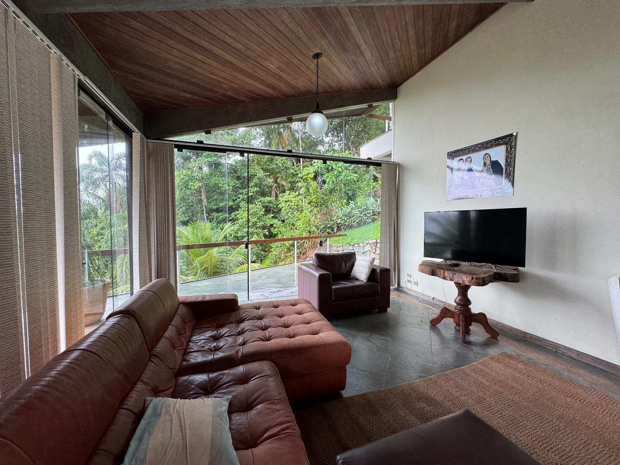 Casa à venda com 5 dormitórios no Condomínio Ponta das Toninhas em Ubatuba/SP. 