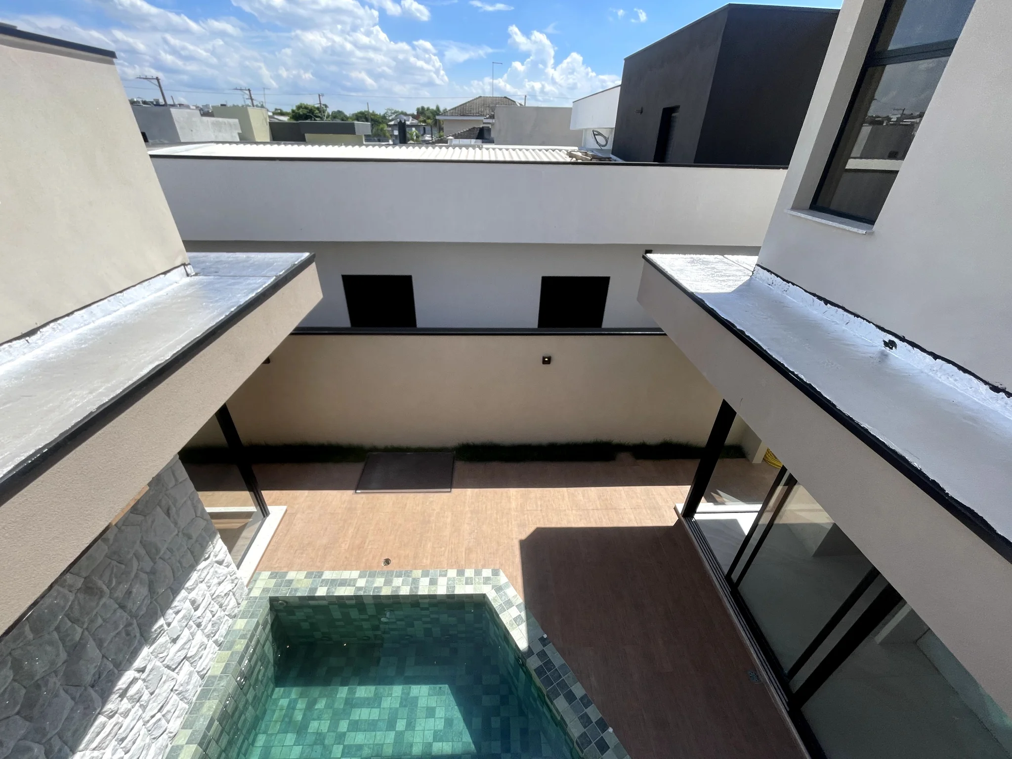 Casa para venda e locação com 3 dormitórios no Condomínio Terras do Vale em Caçapava/SP. 