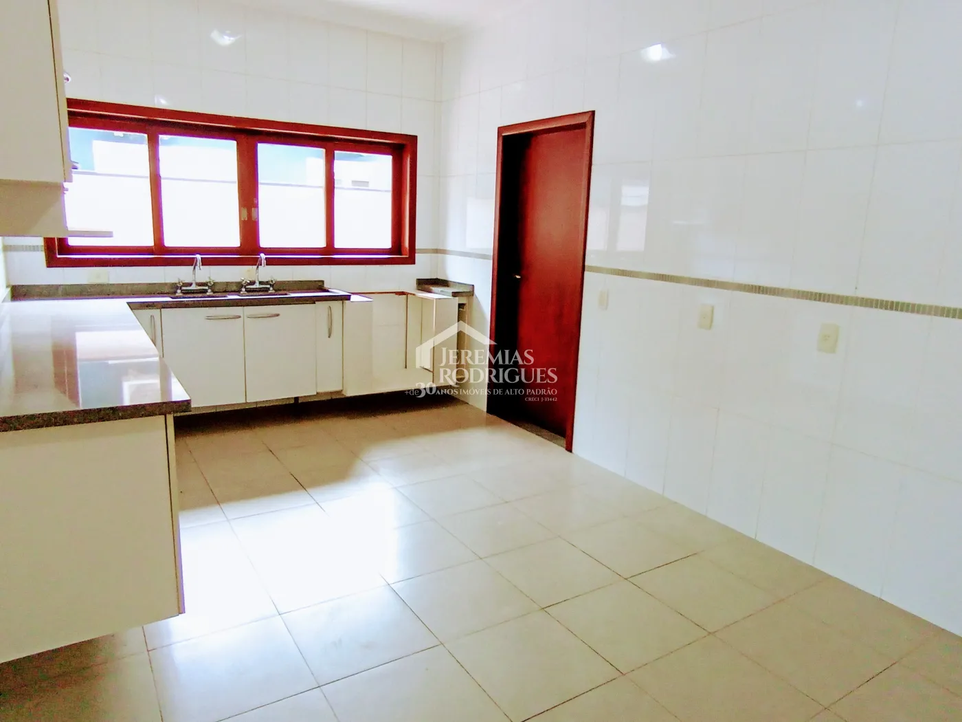 Casa à venda e locação com 4 suítes no Condomínio Colonial Village I em Pindamonhangaba/SP.