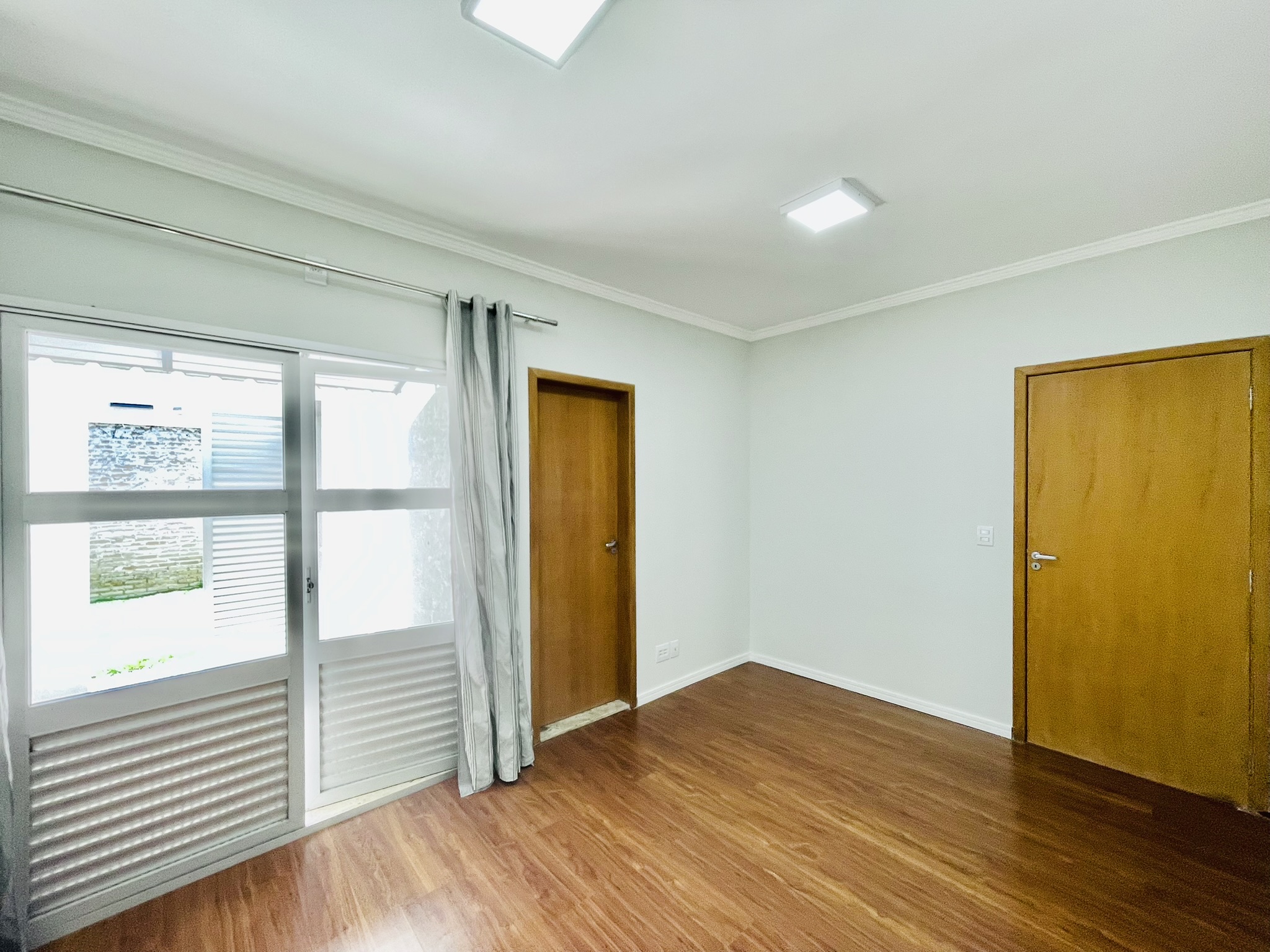 Casa à venda com 3 suítes no Condomínio Campos do Conde II em Tremembé/SP.