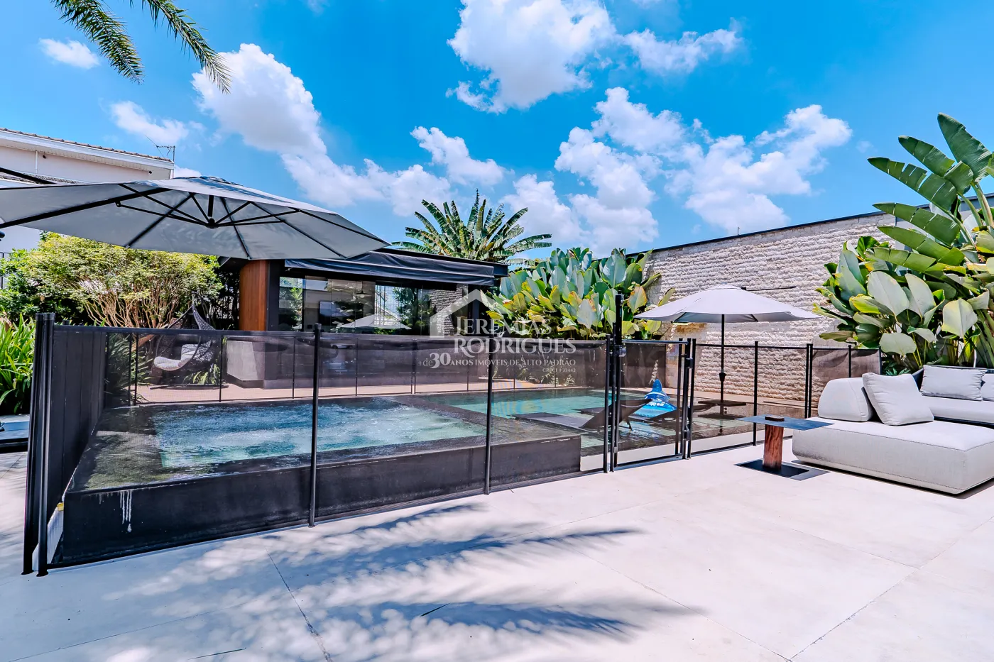 Casa à venda com 4 suítes no Condomínio Taubaté Village em Taubaté/SP.