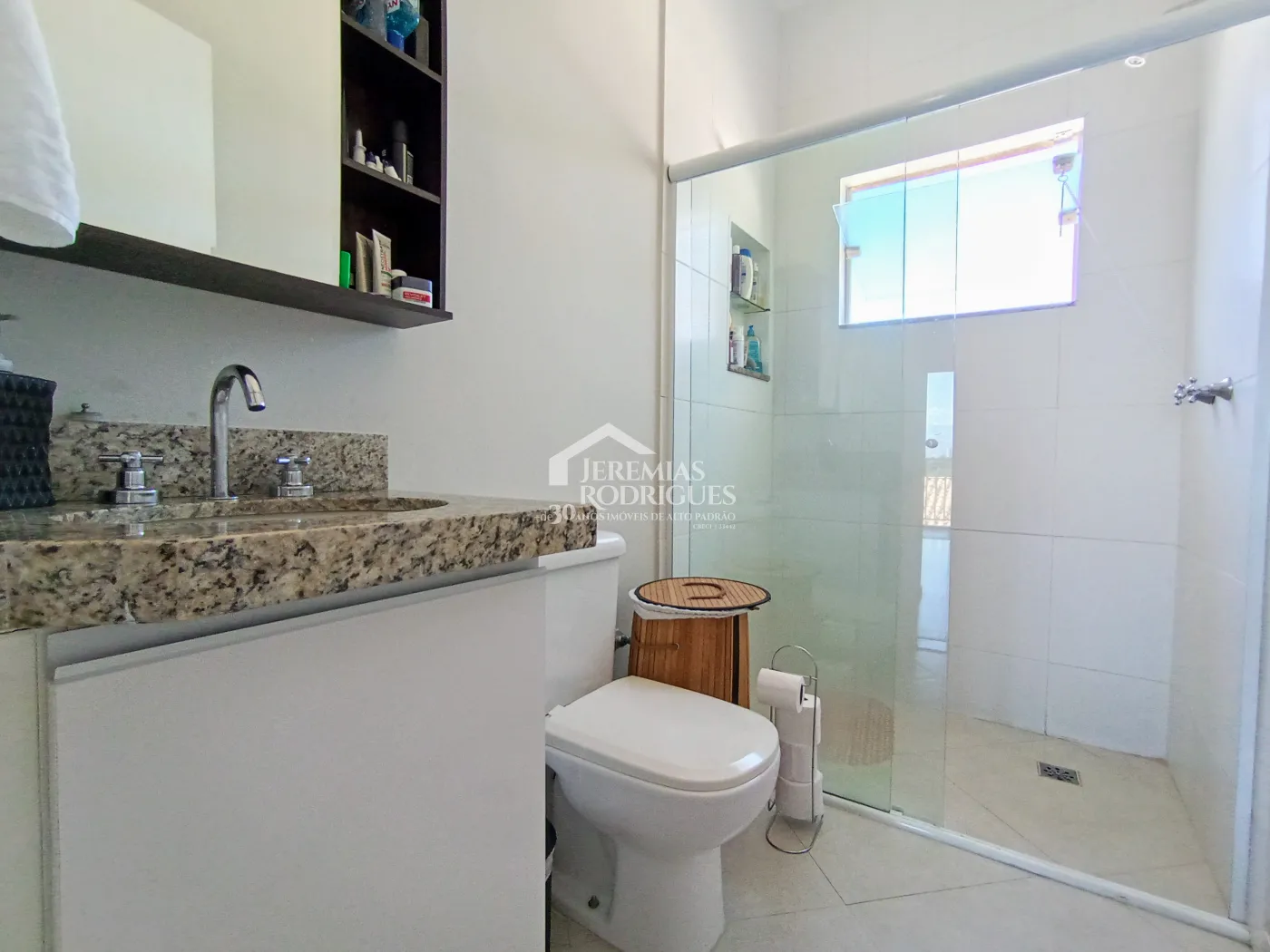 Casa à venda com 3 suítes no Condomínio Reserva dos Lagos em Pindamonhangaba/SP.