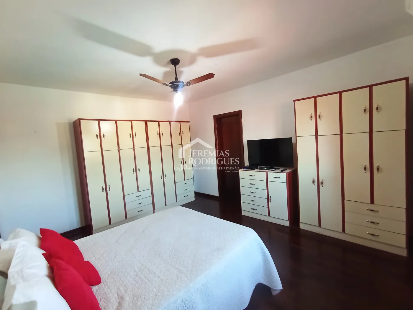 Casa à venda com 4 dormitórios no Condomínio Village Paineiras em Pindamonhangaba/SP.