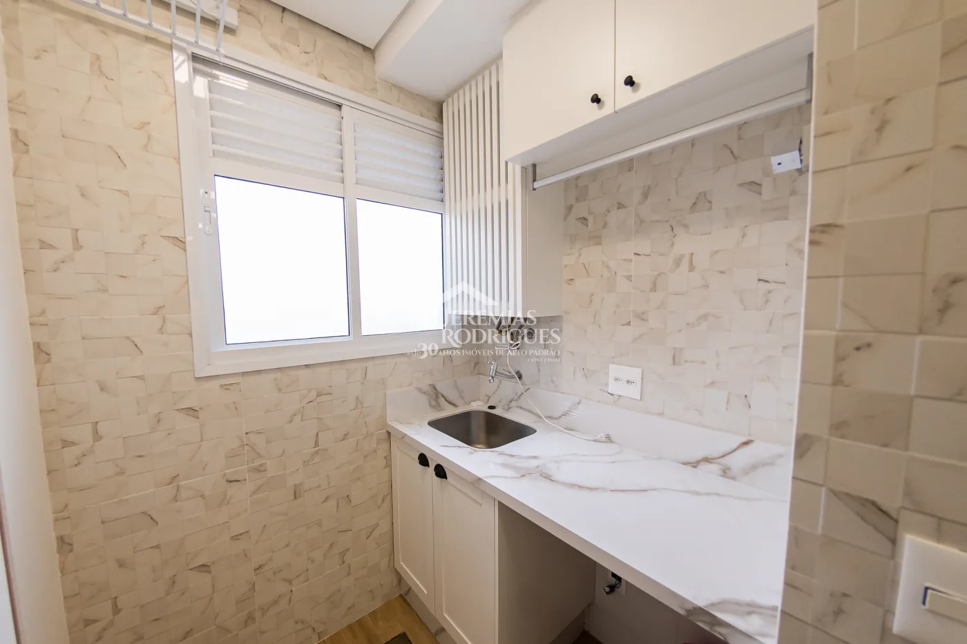 Apartamento à venda com 3 dormitórios, 98 m² no Edifício Bauhaus em Pindamonhangaba/SP.