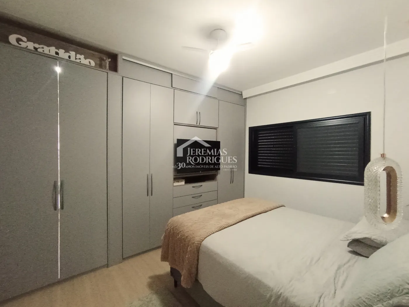 Casa à venda com 3 dormitórios no Condomínio Terras do Vale em Caçapava/SP.