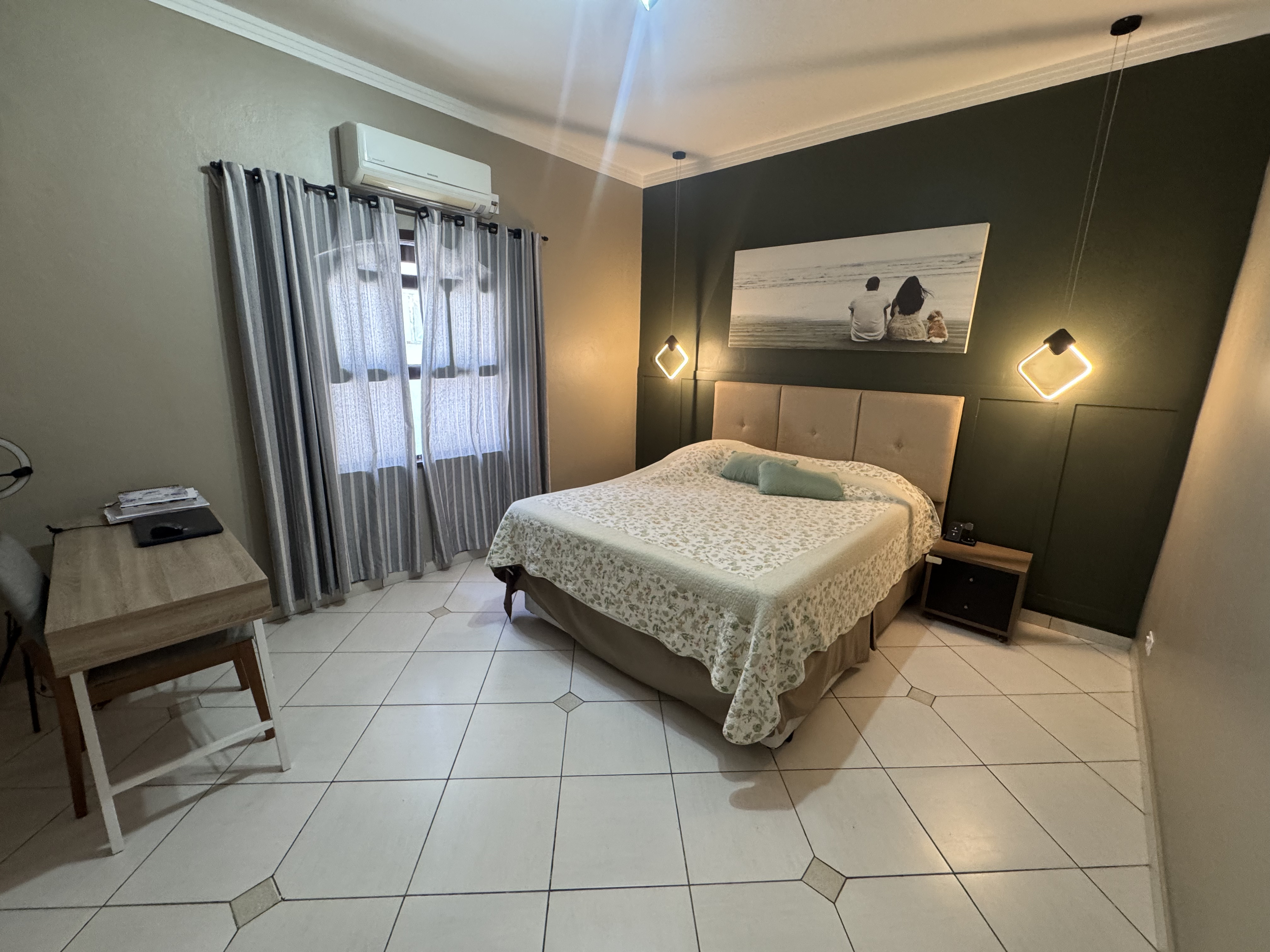 Casa à venda com 4 dormitórios no Condomínio Village Paineiras em Pindamonhangaba/SP.