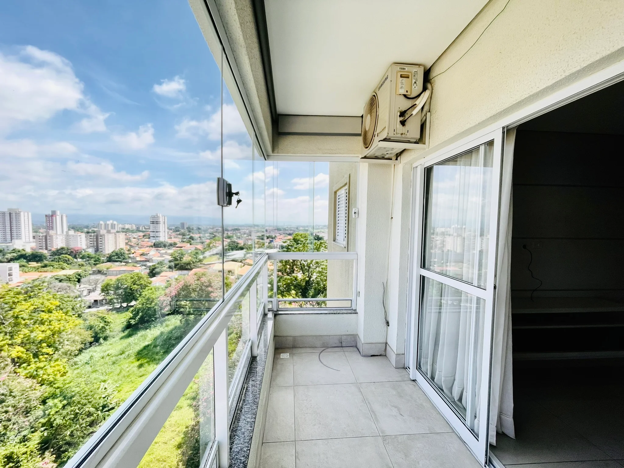 Cobertura duplex com 3 dormitórios no Condomínio Monte Castelo em  Taubaté/SP. 