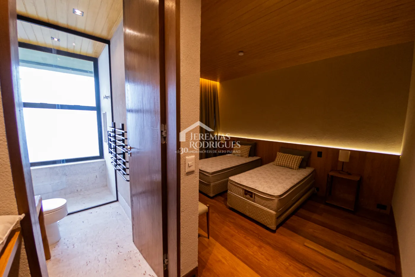 Casa com 5 quartos, 560 m²- Colinas Capivari - Campos do Jordão/SP