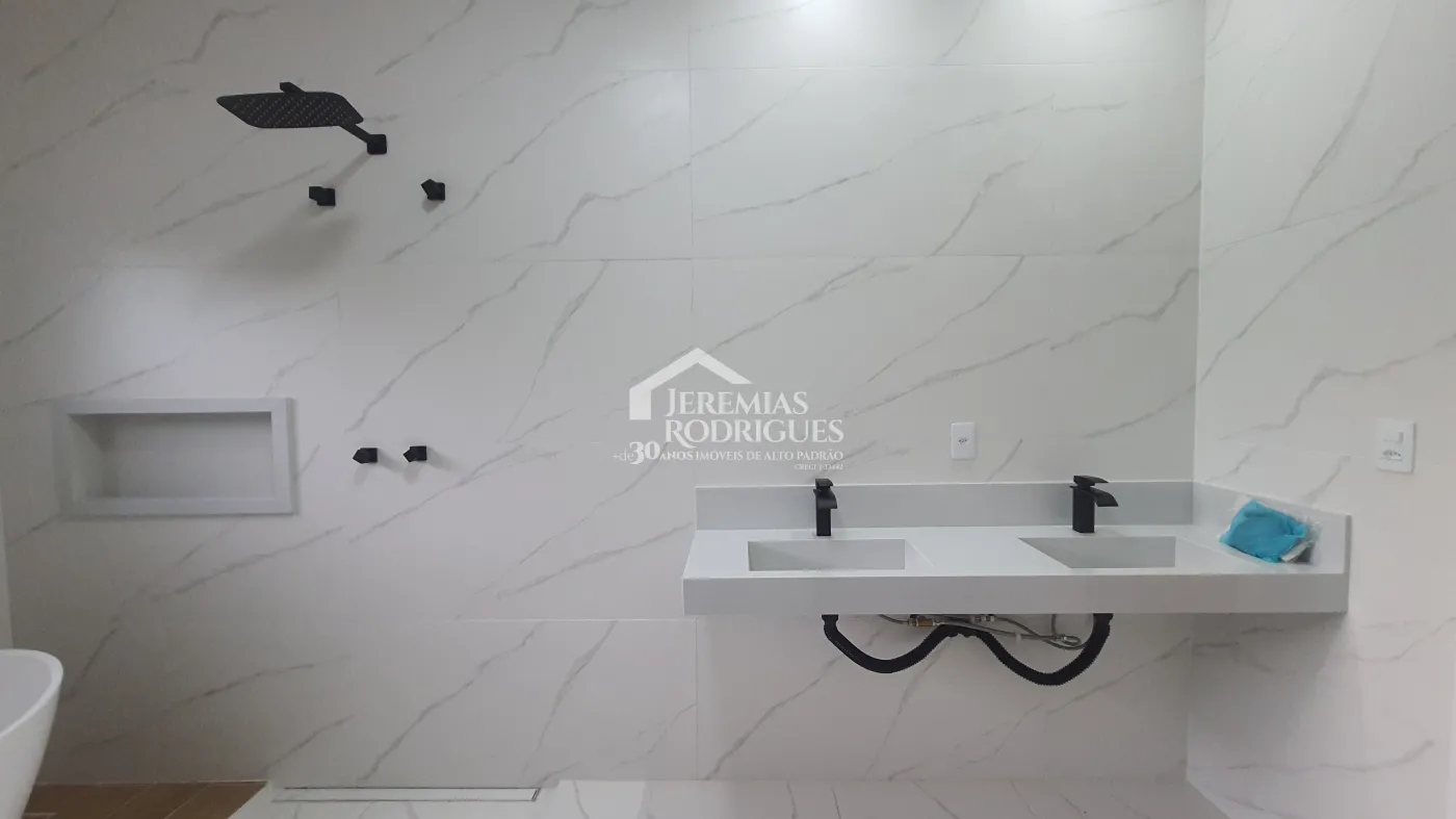 Casa à venda com 3 suítes no Condomínio Chácaras Cataguá em Taubaté/SP.