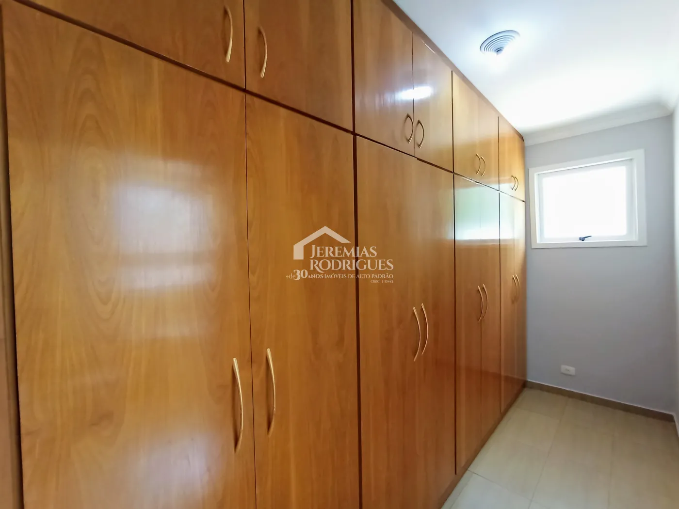 Casa para locação com 4 dormitórios no Condomínio Taubaté Village em Taubaté/SP.