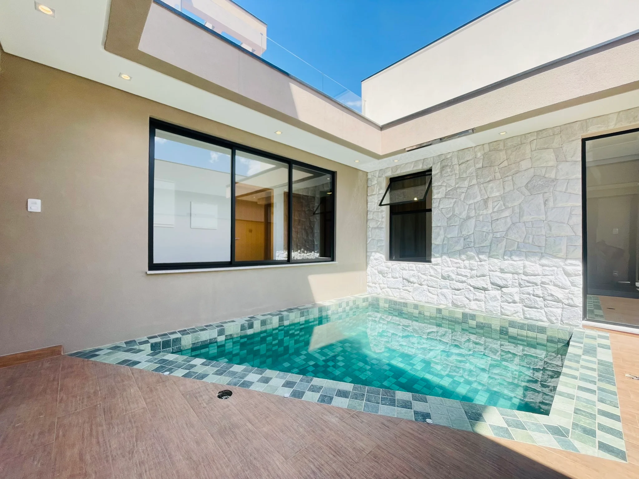 Casa para venda e locação com 3 dormitórios no Condomínio Terras do Vale em Caçapava/SP. 