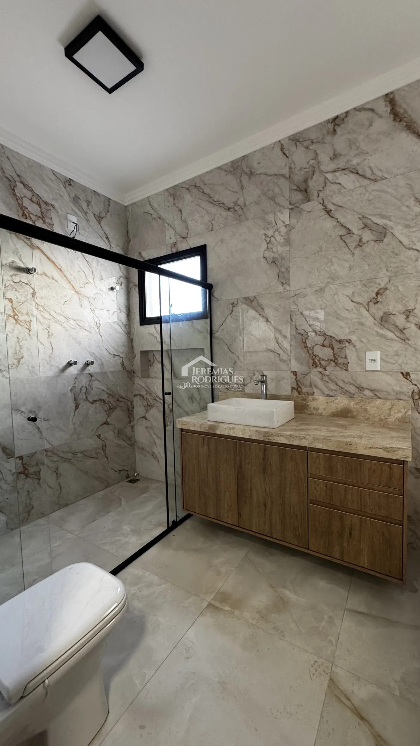 Casa à venda com 3 suítes no Condomínio Reserva dos Lagos em Pindamonhangaba/SP.