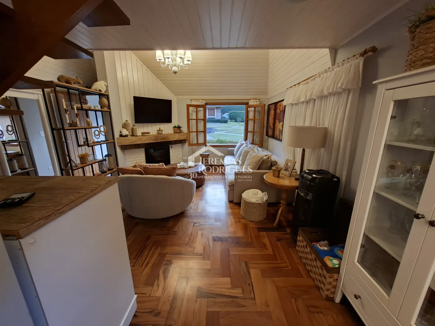 Casa à venda com 2 dormitórios no Condomínio Petiti Village em Campos do Jordão/SP.