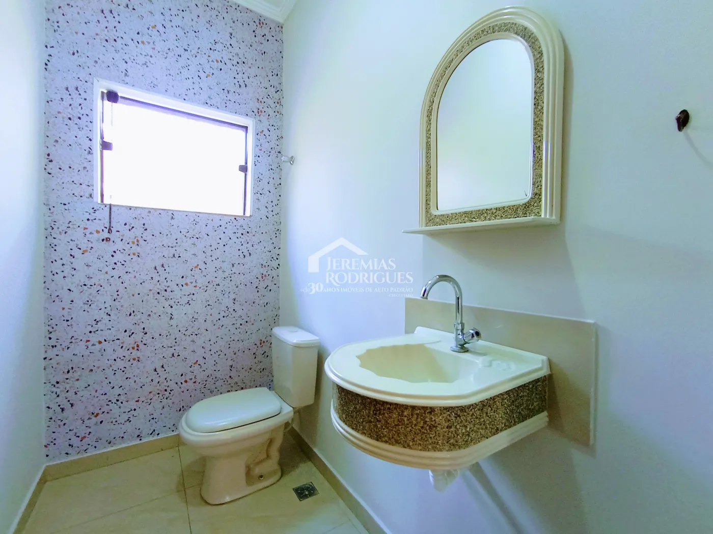 Casa para venda e locação com 4 dormitórios no Condomínio Campos do Conde I em Tremembé/SP