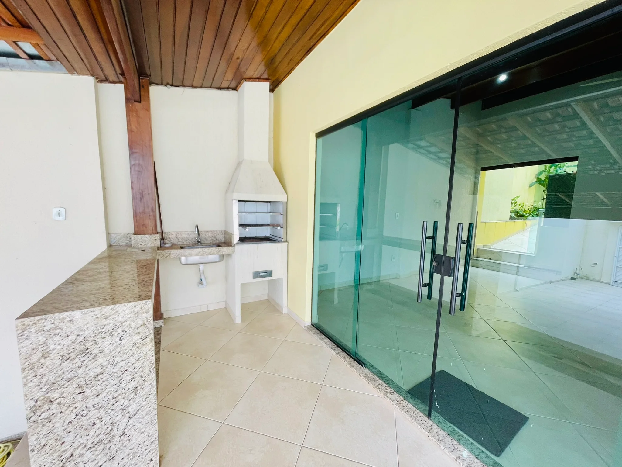 Casa à venda com 3 dormitórios no bairro Jardim das Nações em Taubaté/SP. 