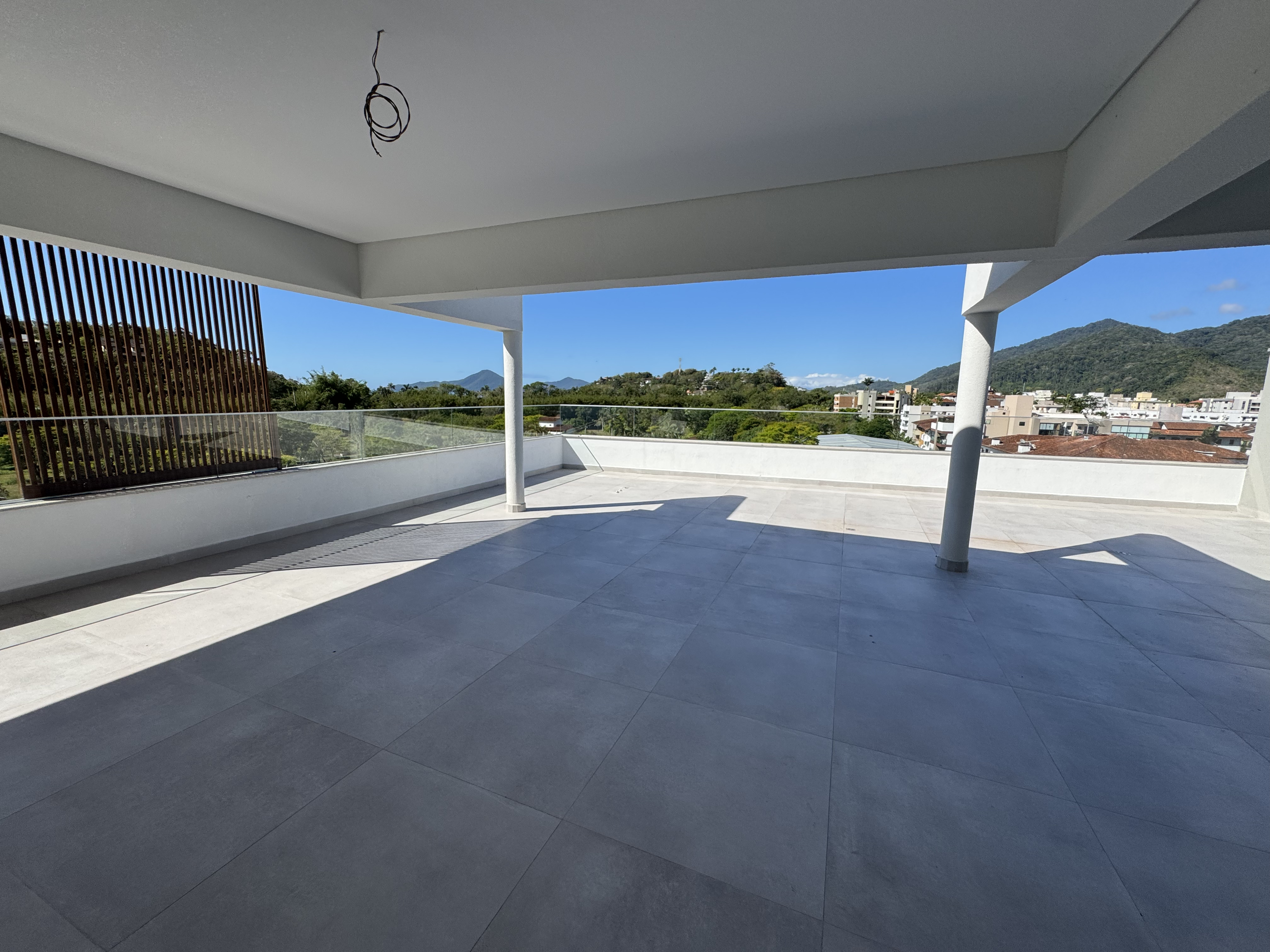 Apartamento à venda com 3 suítes no Condomínio Ankor Residencial em Ubatuba/SP.