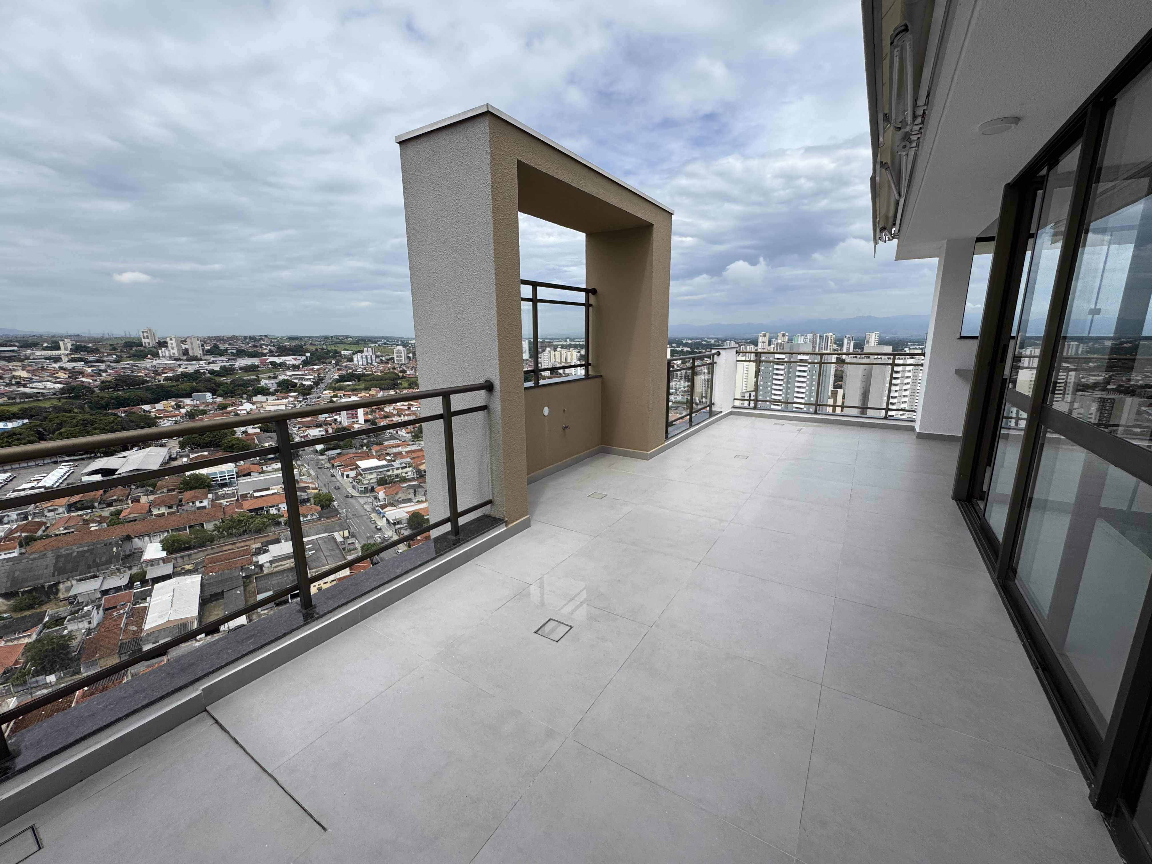 Apartamento triplex para venda e locação com 3 dormitórios, 119 m² no Edifício Jabuticabeiras em Taubaté/SP.