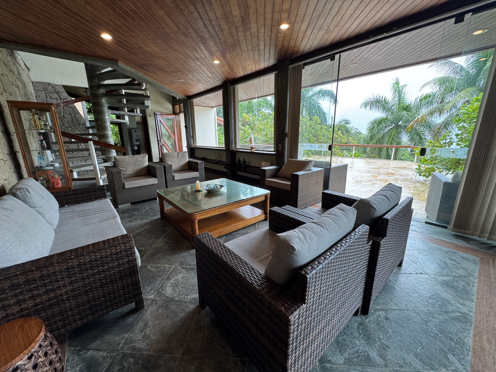 Casa à venda com 5 dormitórios no Condomínio Ponta das Toninhas em Ubatuba/SP. 