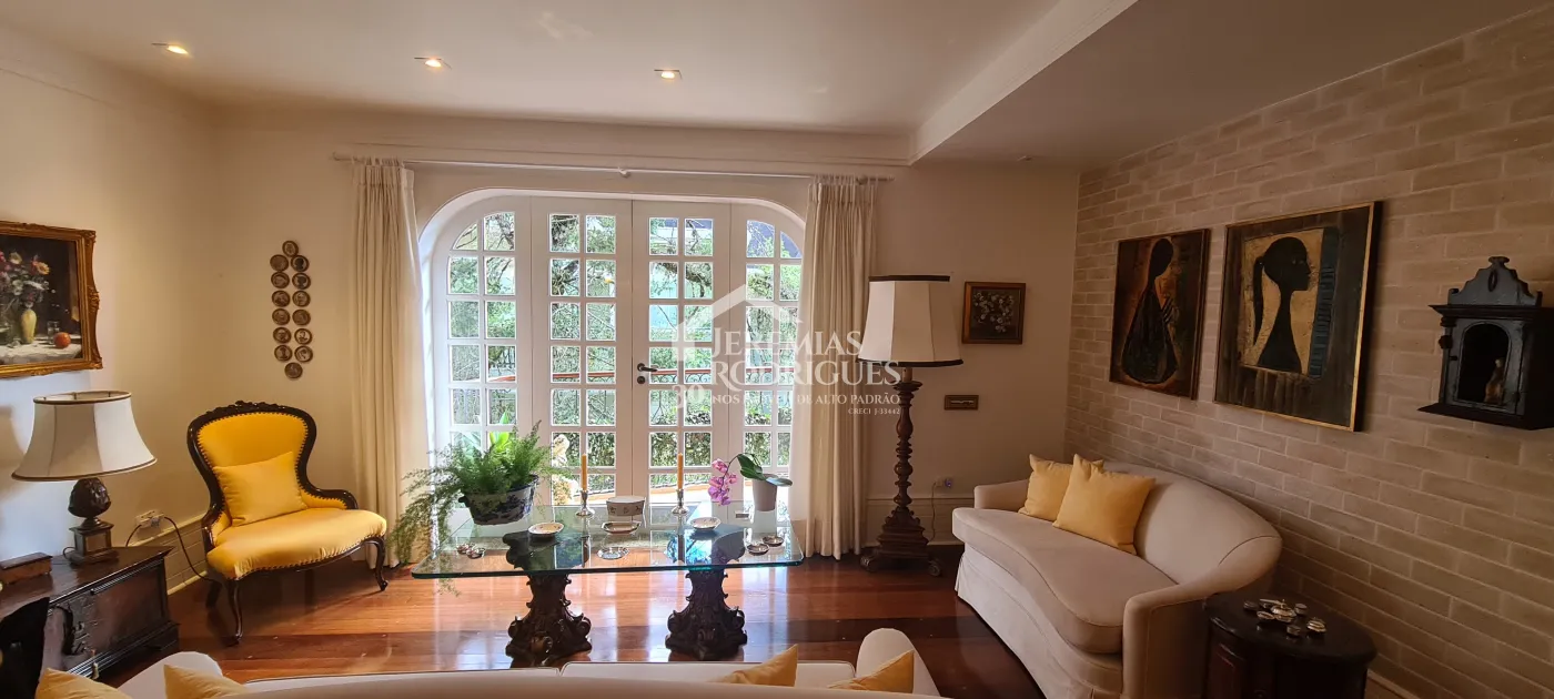 Apartamento à venda com 4 suítes no Edifício Evergreen em Campos do Jordão/SP