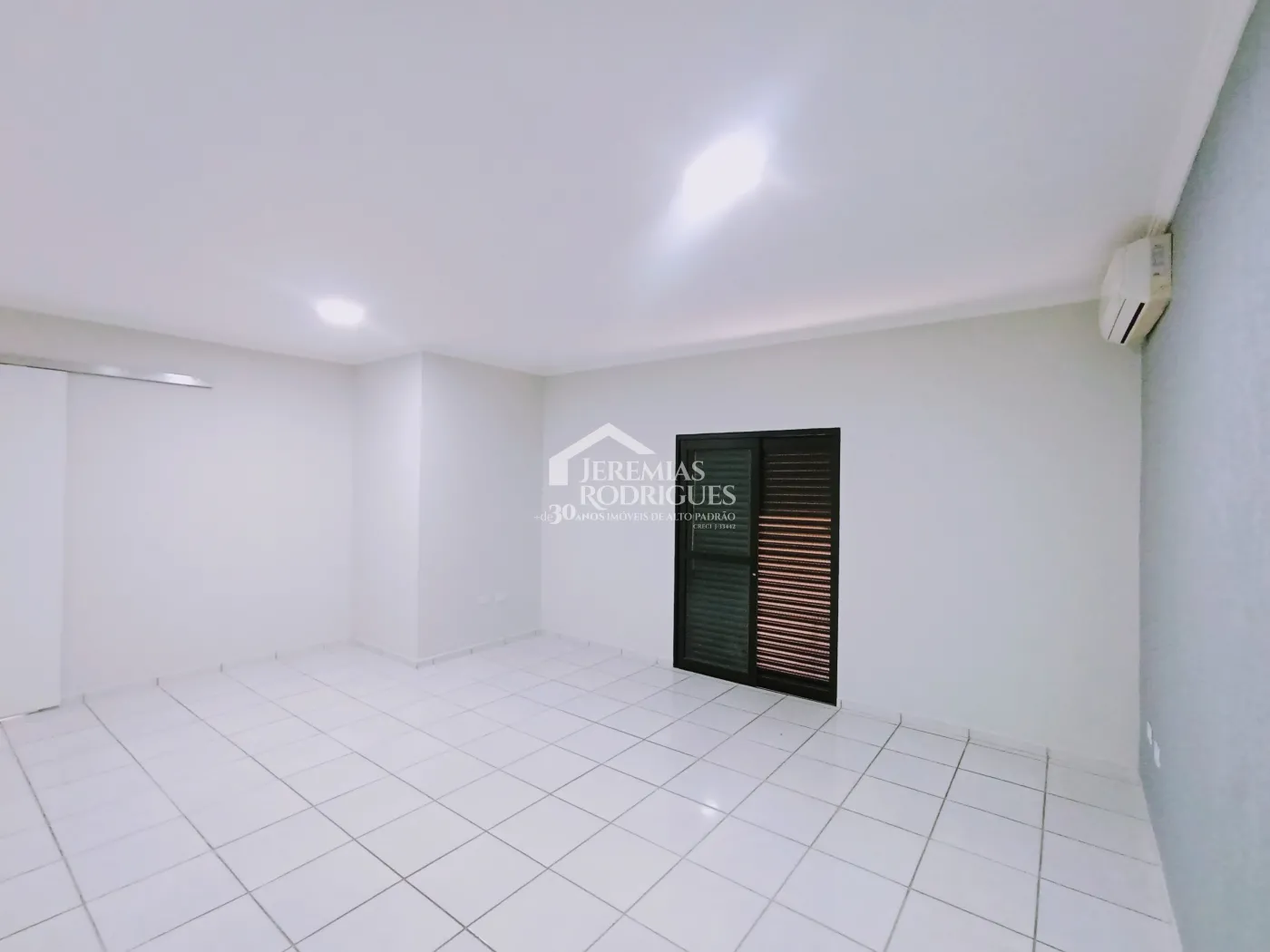 Casa para venda e locação com 4 dormitórios no Condomínio Campos do Conde I em Tremembé/SP