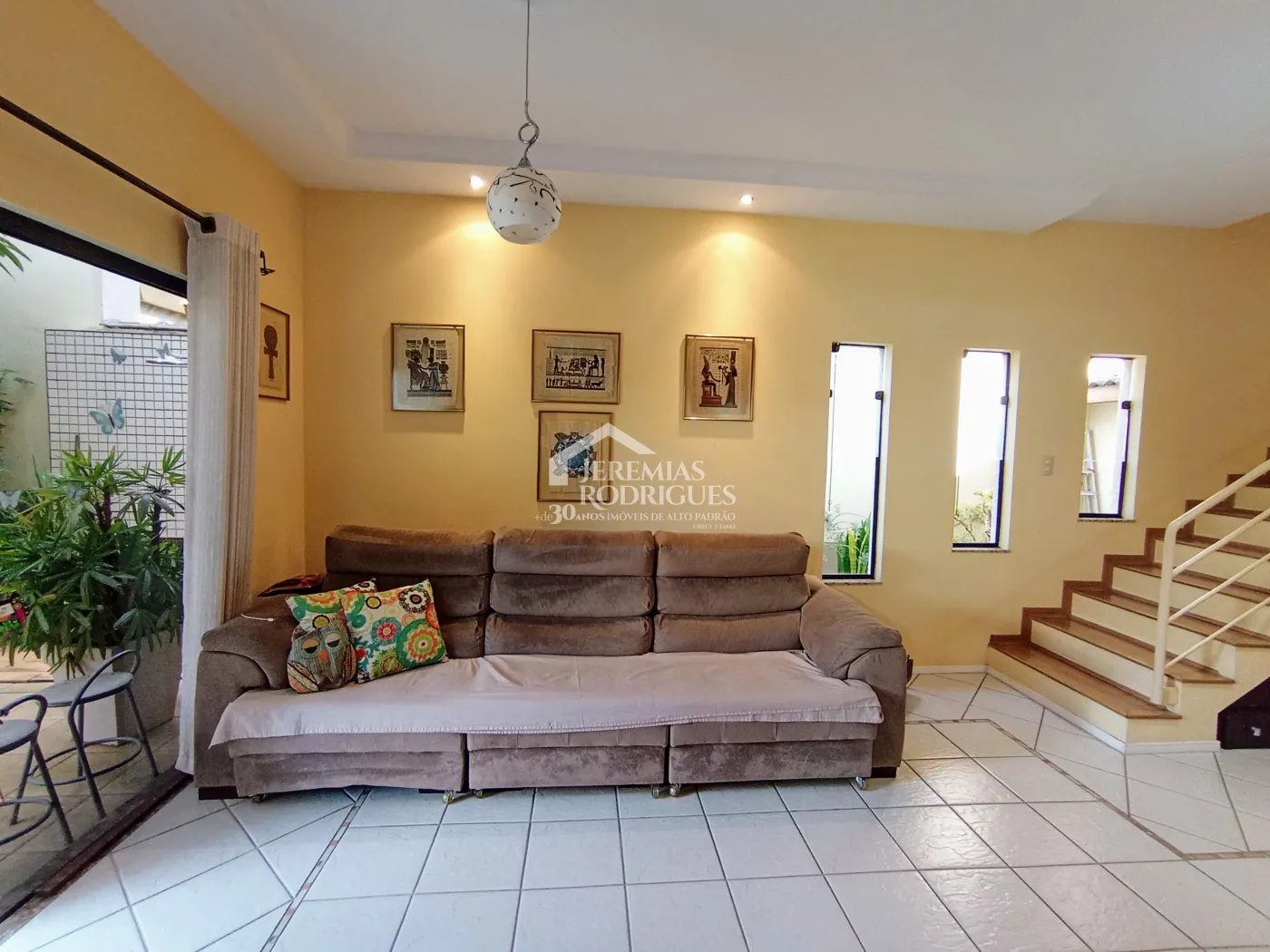 Casa assobradada à venda com 3 suítes no Condomínio Fortaleza em Taubaté/SP.