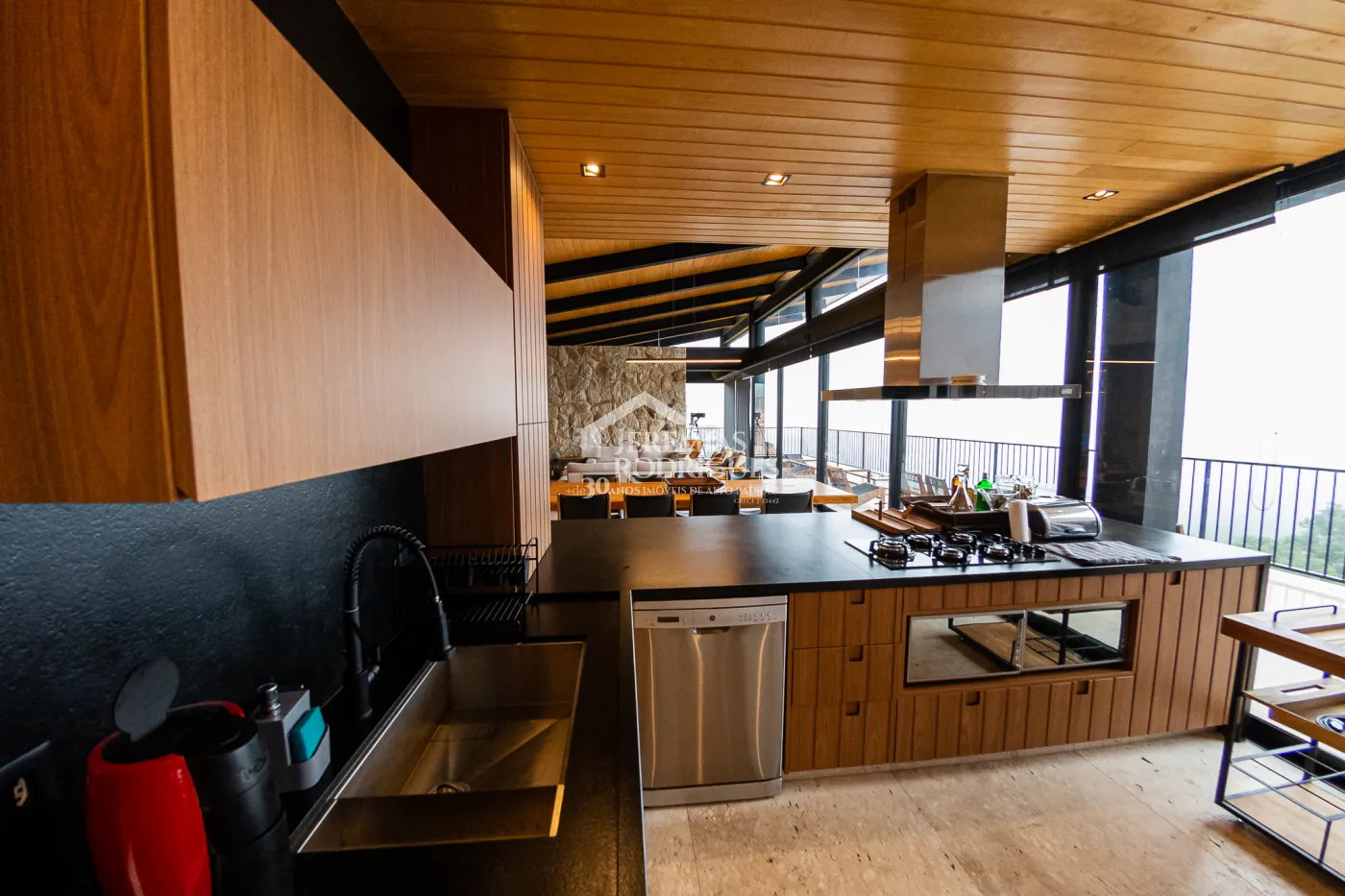 Casa com 5 quartos, 560 m²- Colinas Capivari - Campos do Jordão/SP
