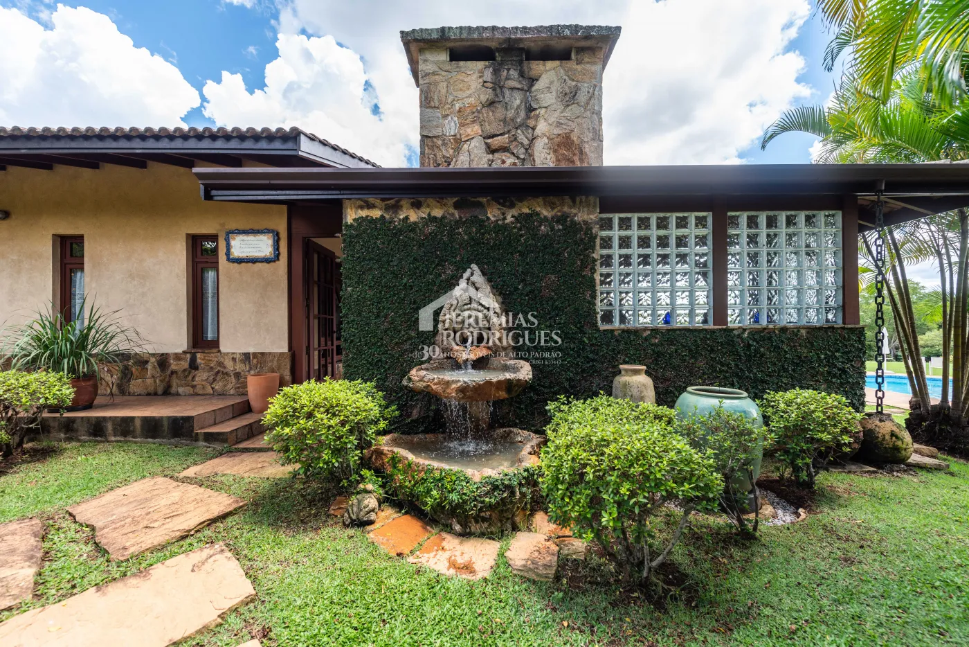 Sitio com 9 suítes, 2.600 m² - Piracaia/SP.