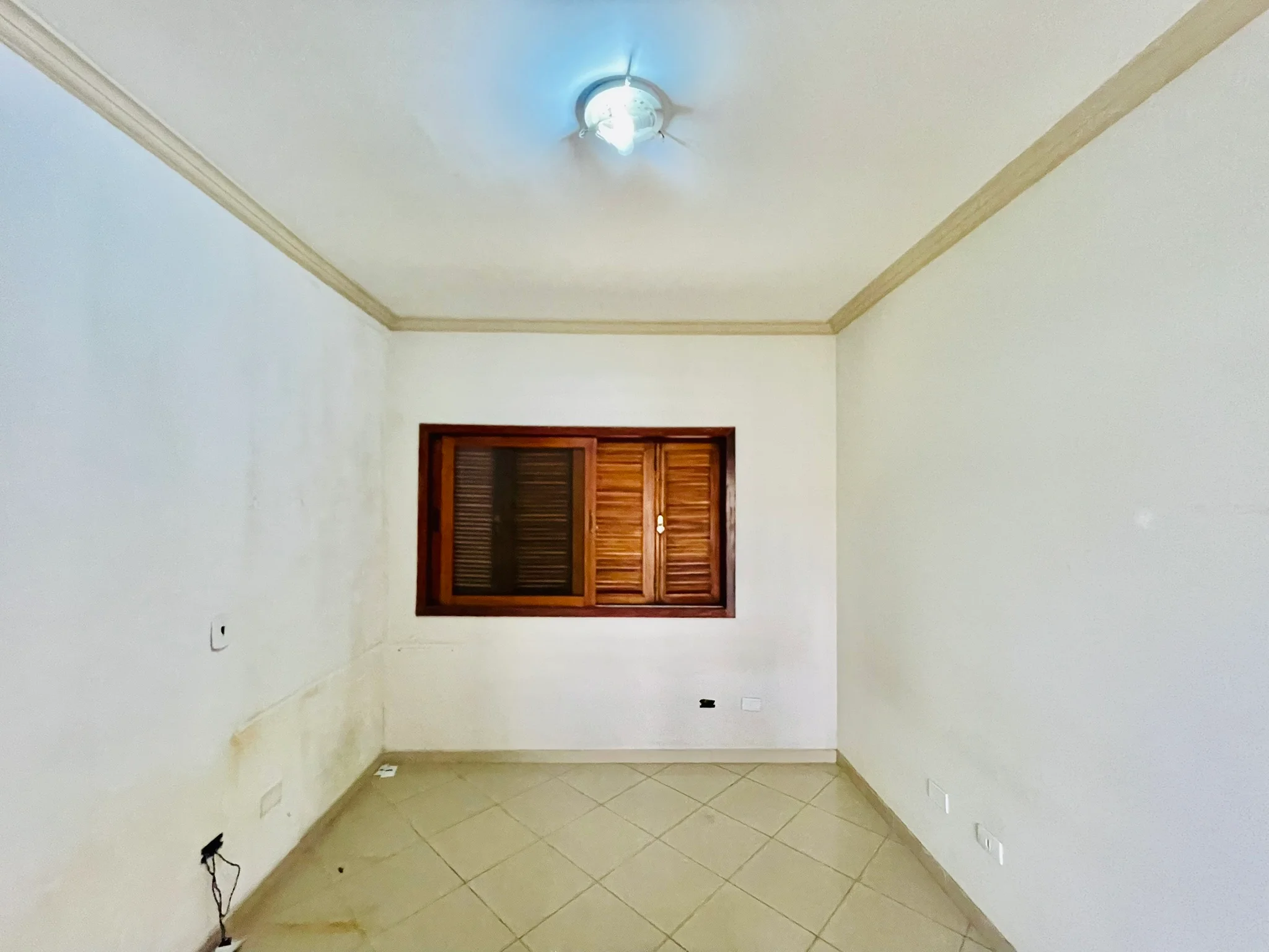 Casa para venda e locação no bairro Lessa em Pindamonhangaba/SP.