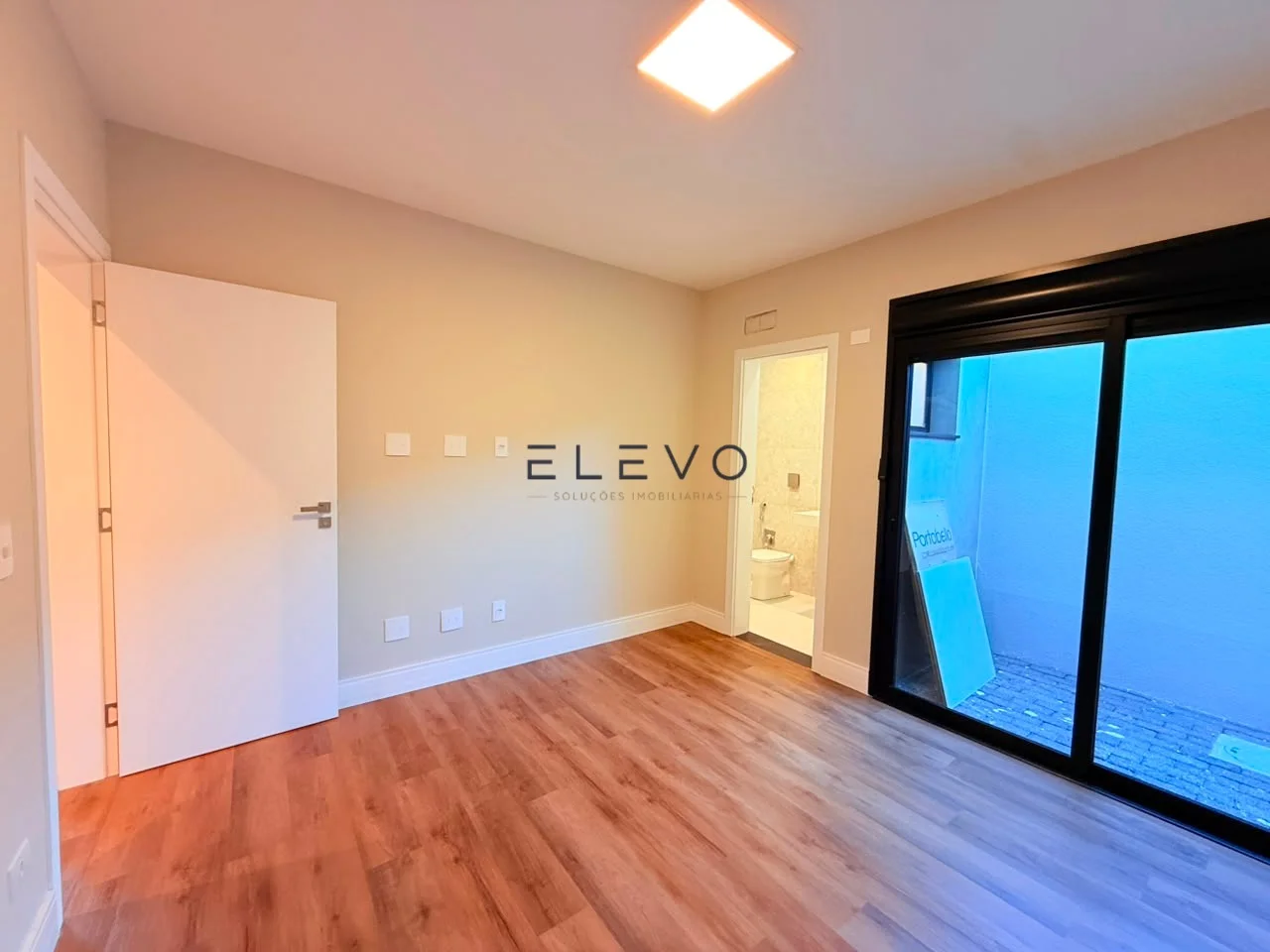 Casa Térrea à Venda no Condomínio Ouro Verde | 3 Suítes, Piscina e 237 m² em Sarandi-PR