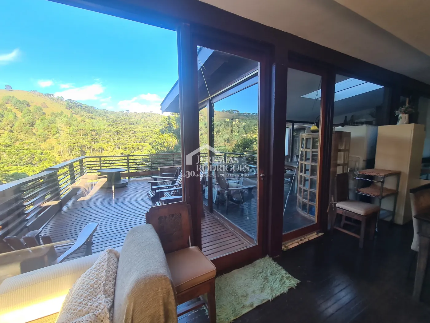 Casa à venda com 6 suítes no Condomínio Jardim Véu da Noiva em Campos do Jordão/SP