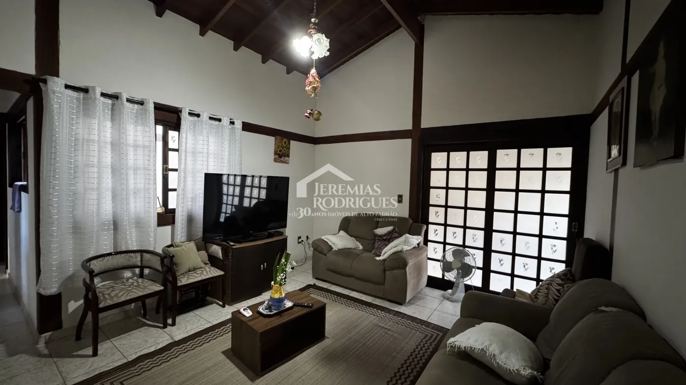 Casa à venda com 3 dormitórios no bairro Vila Rica em Pindamonhangaba/SP