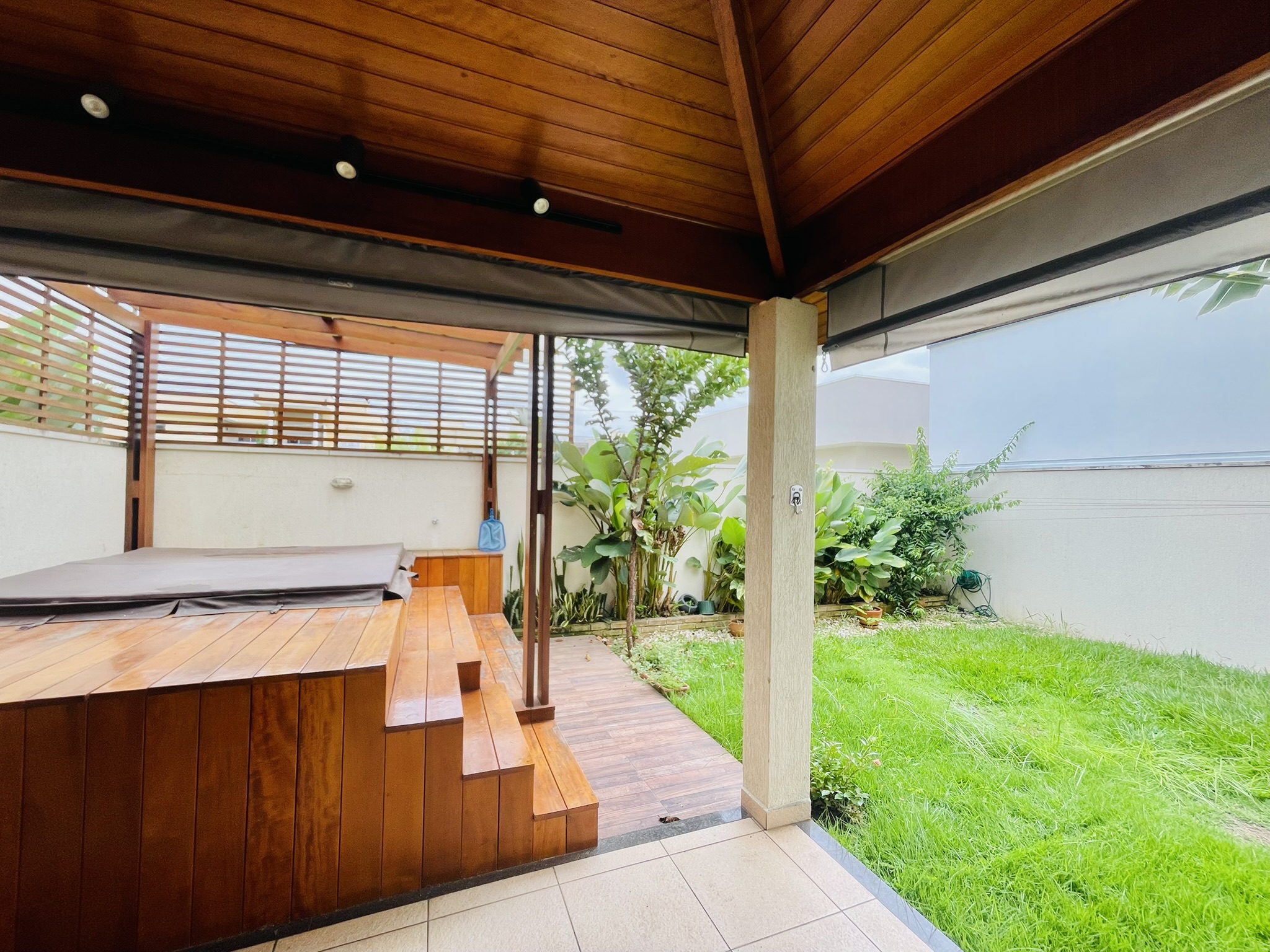 Casa para locação com 4 dormitórios no Condomínio Campos do Conde II em Tremembé/SP.