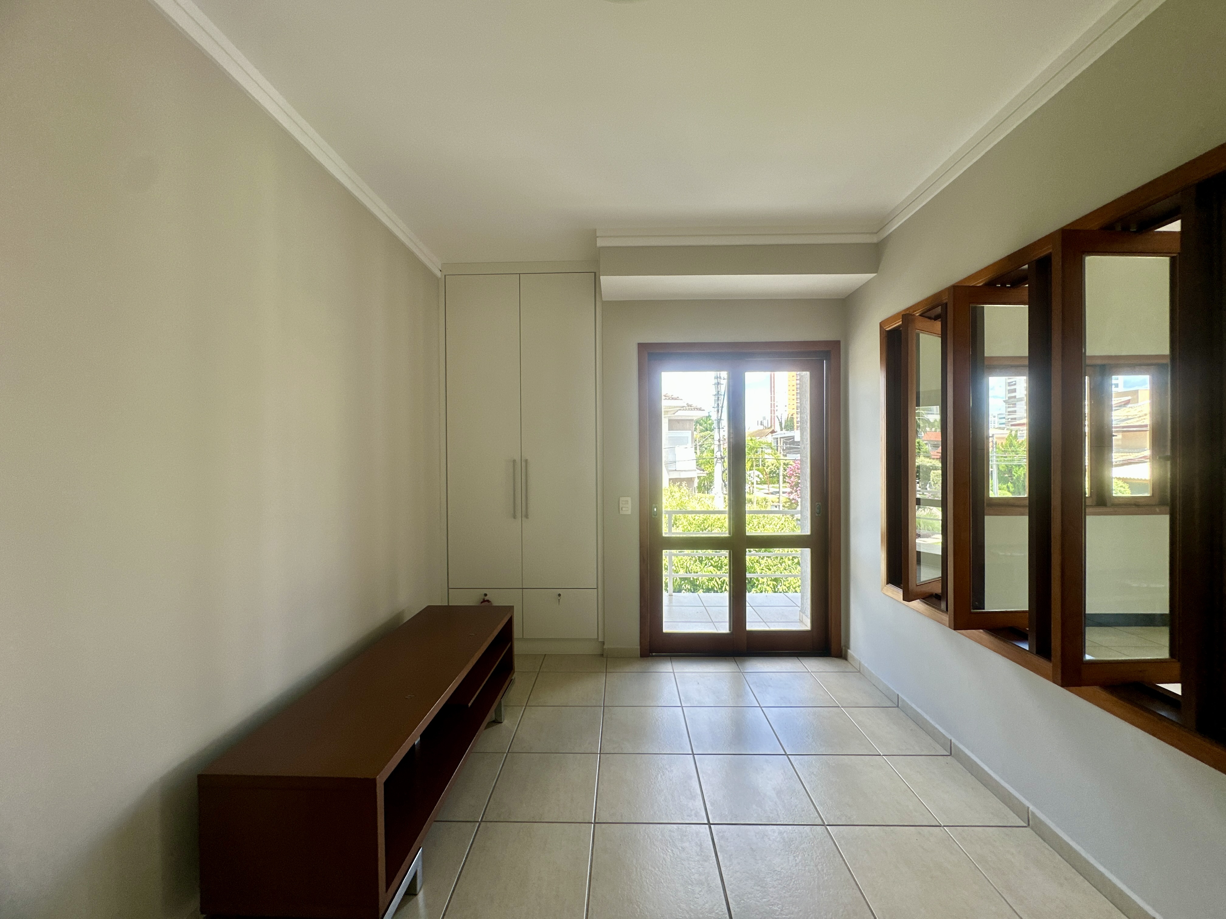 Casa para locação com 3 suítes no Condomínio Taubaté Village em Taubaté/SP. 