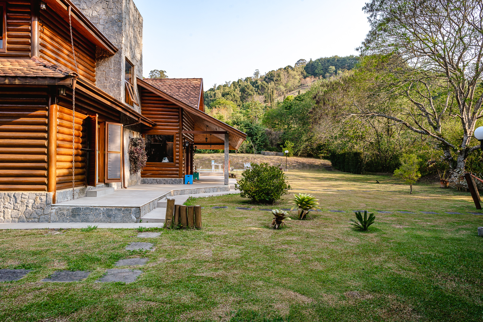 Casa à venda com 4 suítes no Condomínio Country Club em Santo Antônio do Pinhal/SP.