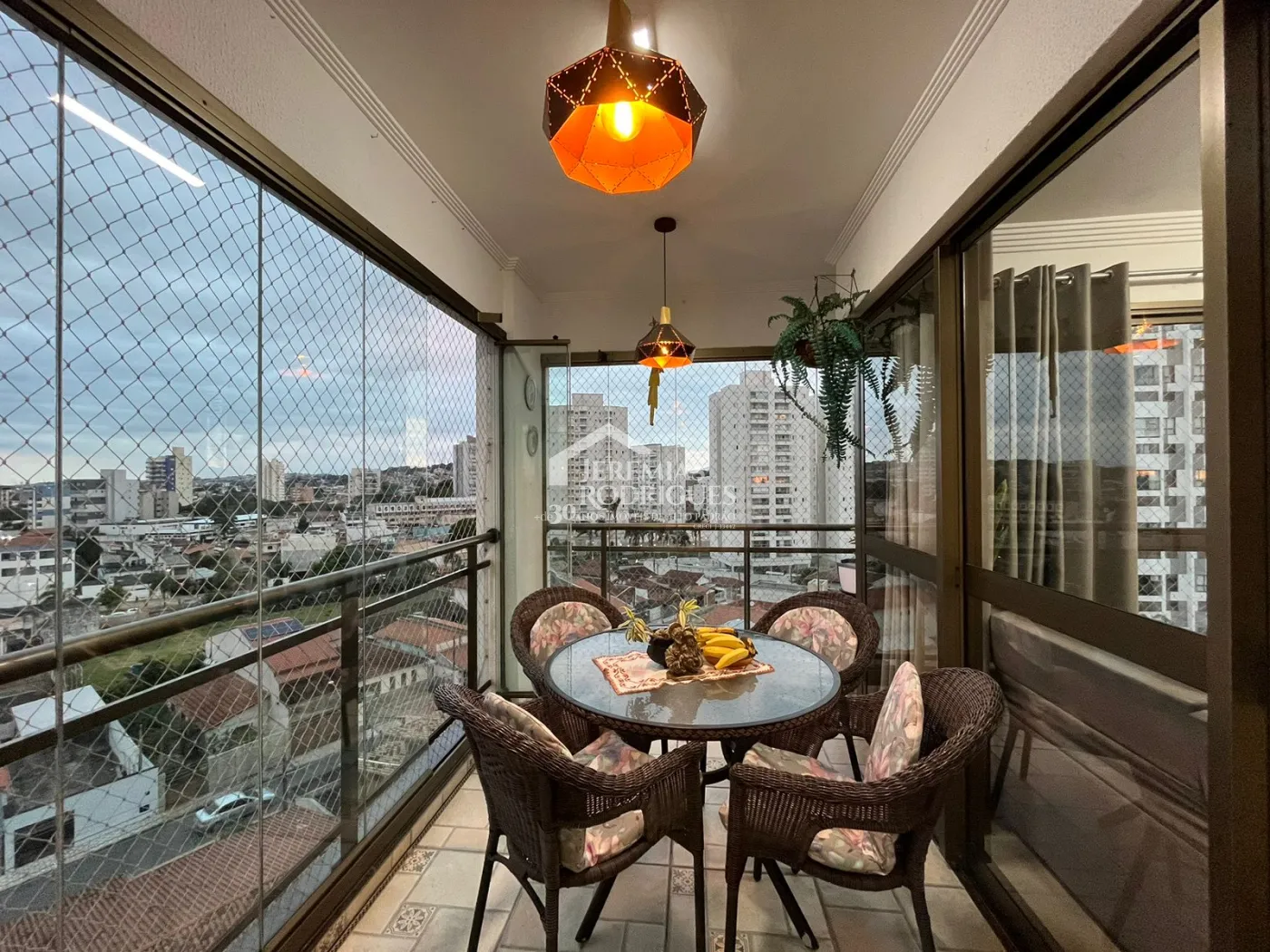 Apartamento duplex à venda com 2 dormitórios, 107 m² no Edifício Jabuticabeiras em Taubaté/SP.