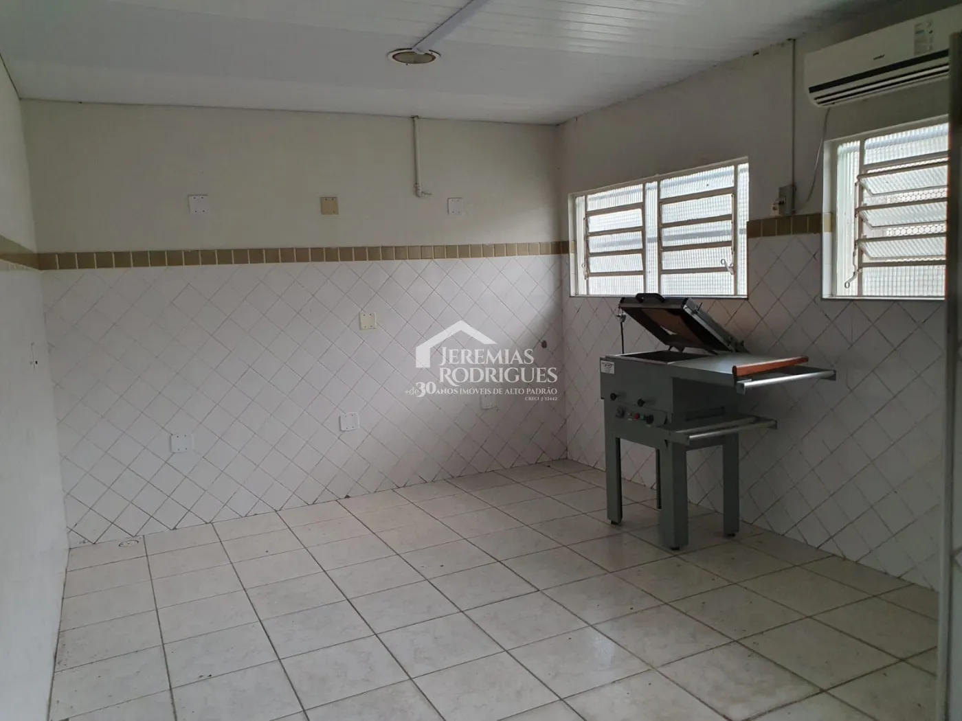 Galpão à venda no bairro Jardim Jaraguá em Taubaté/SP.