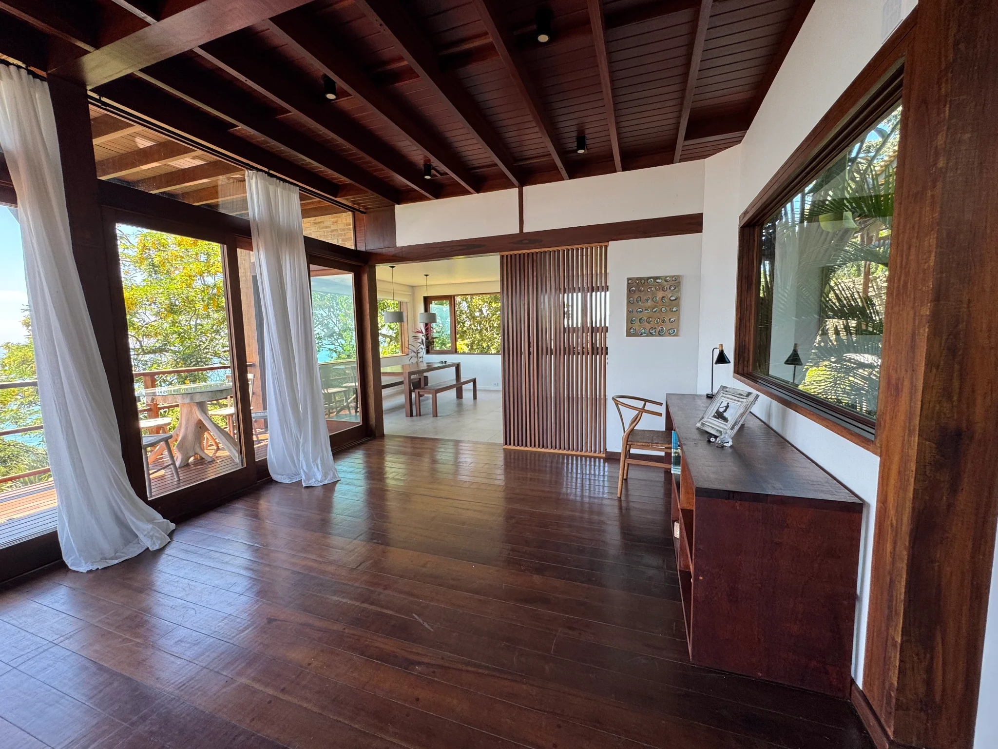 Casa à venda com 3 suítes no Condomínio Ponta das Toninhas em Ubatuba/SP. 