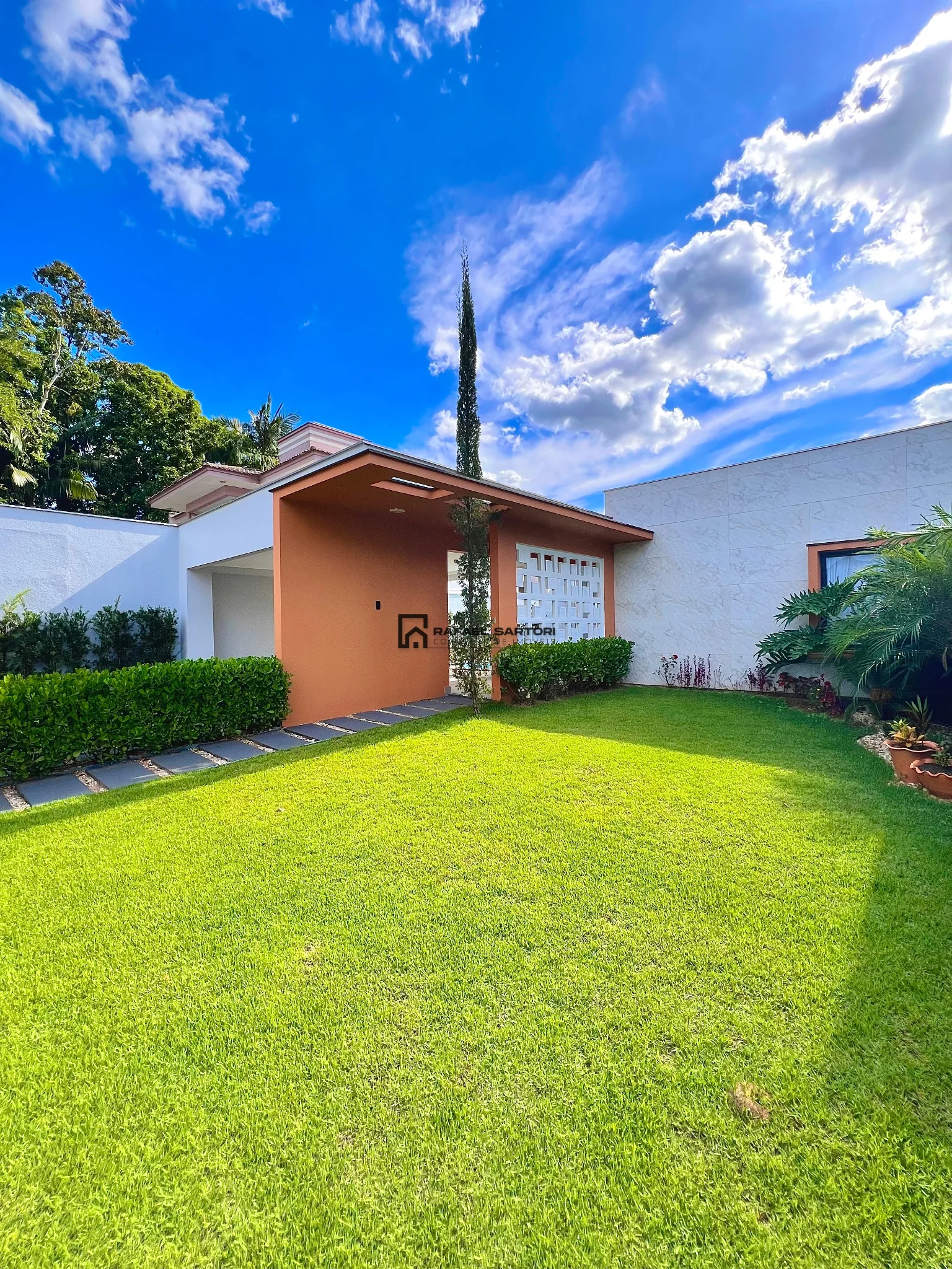 CASA MOBILIADA COM 03 SUITES NO AMIZADE
