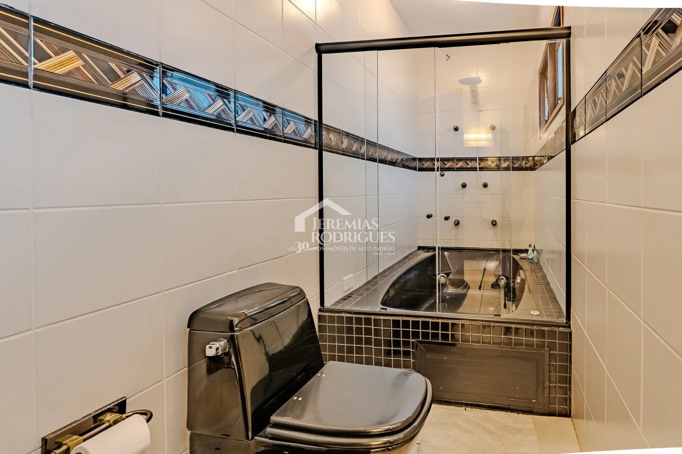 Mansão à venda com 7suítes no Condomínio Santa Rita em Ubatuba/SP.