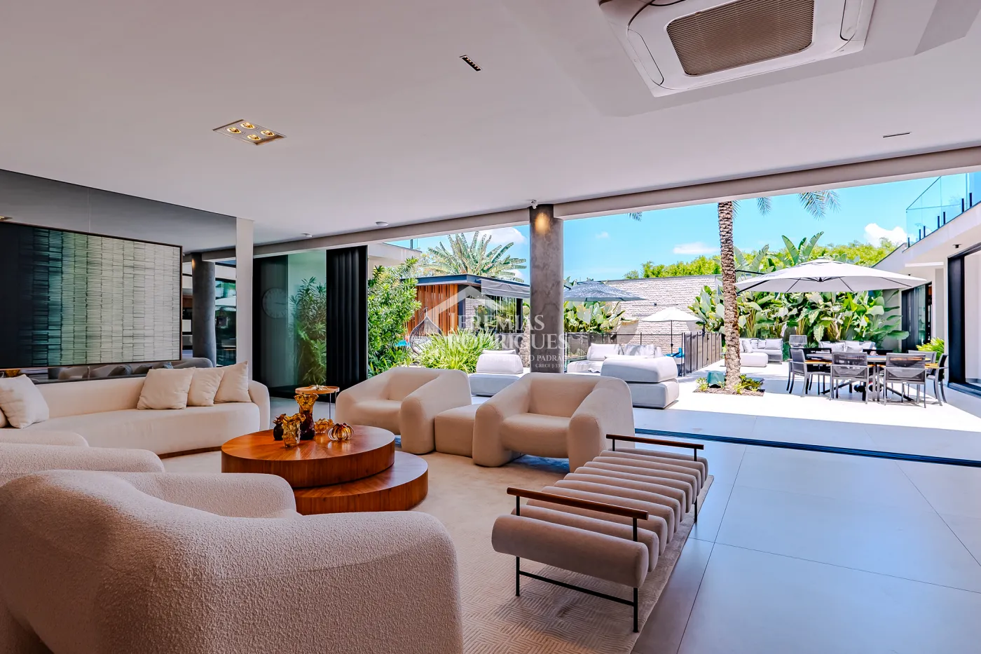 Casa à venda com 4 suítes no Condomínio Taubaté Village em Taubaté/SP.