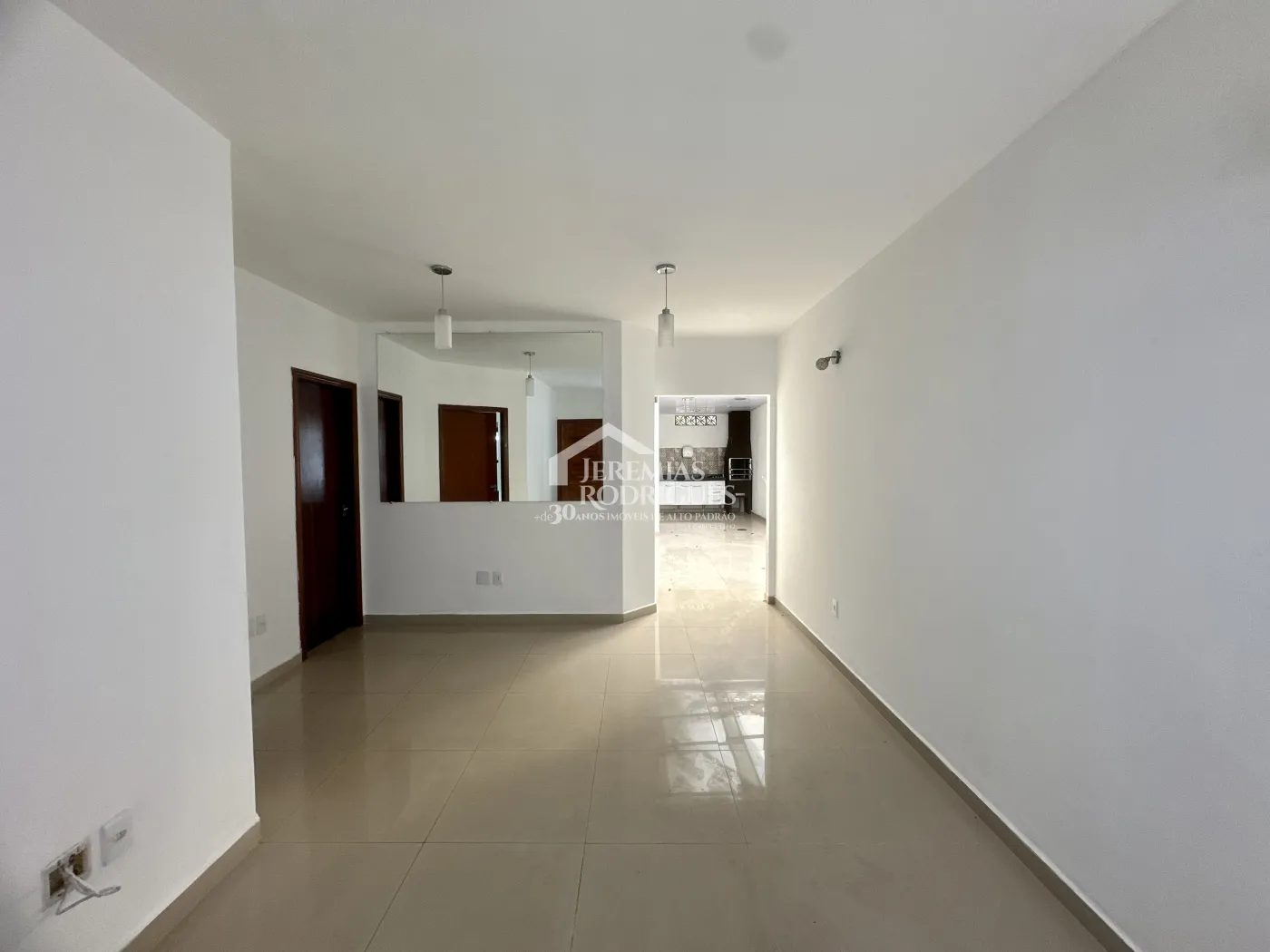 Casa para venda e locação com 4 dormitórios no Condomínio Alto dos Pinheiros em Taubaté/SP.