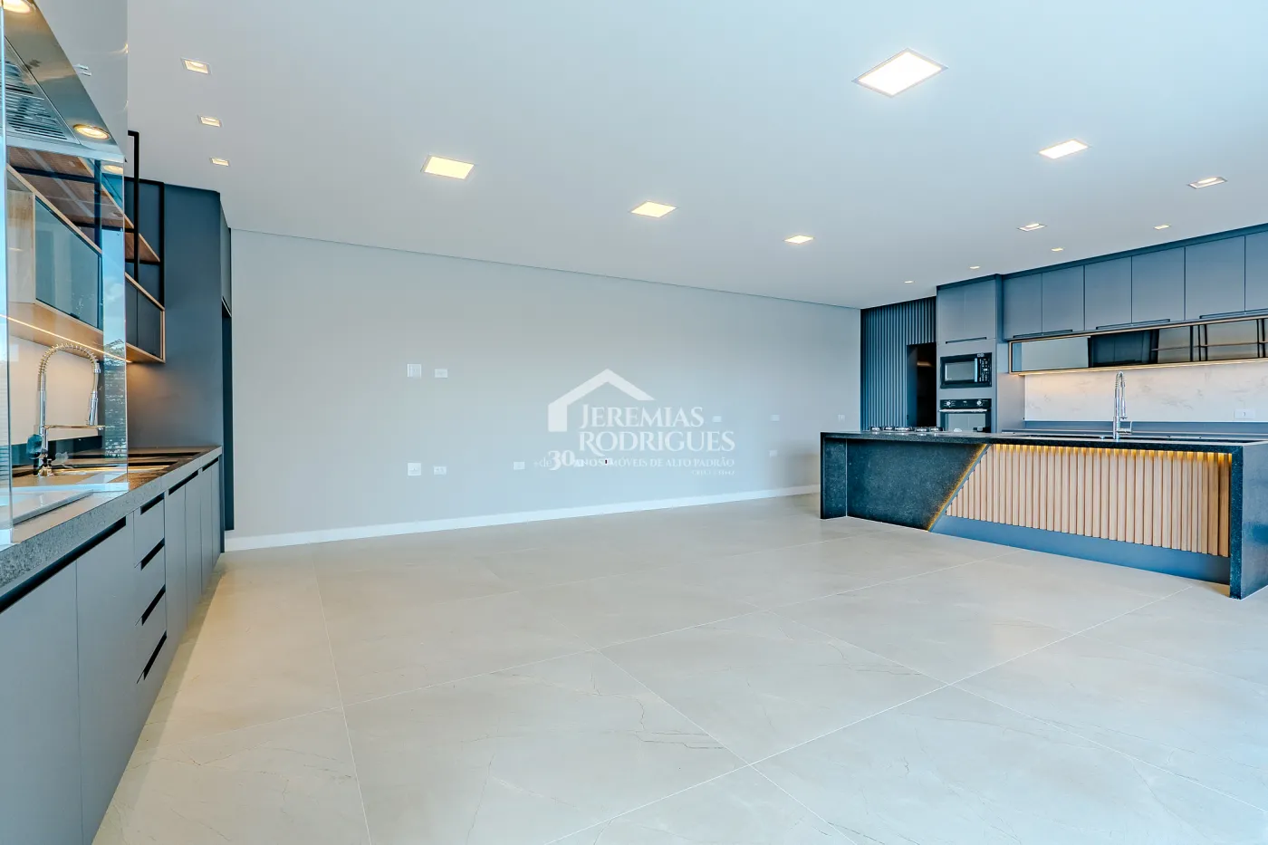 Casa à venda com 4 suítes no Condomínio Residencial Alphaville II em São José dos Campos/SP.