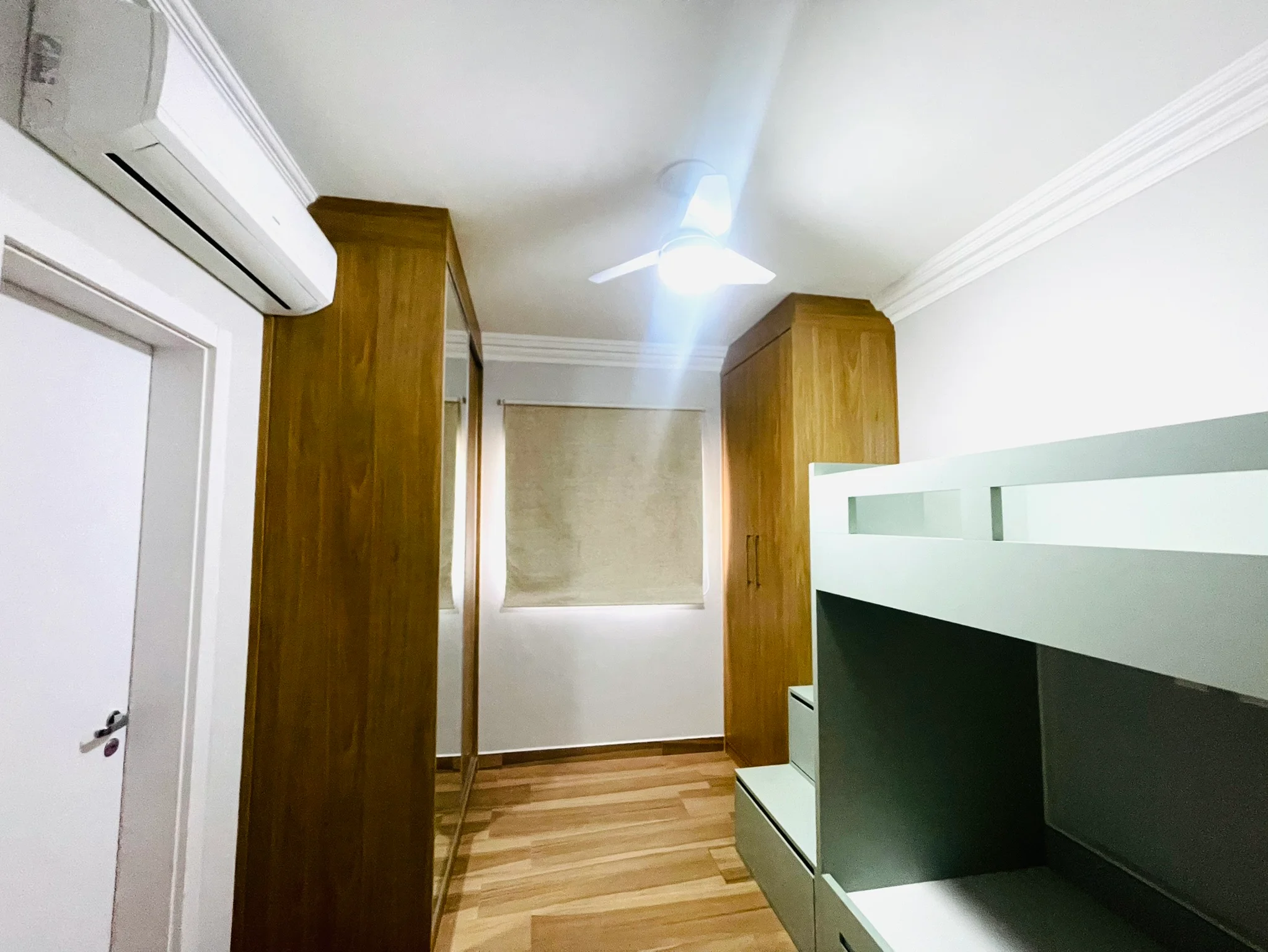 Apartamento à venda com 3 suítes no Condomínio Gran Terrace em Taubaté/SP. 