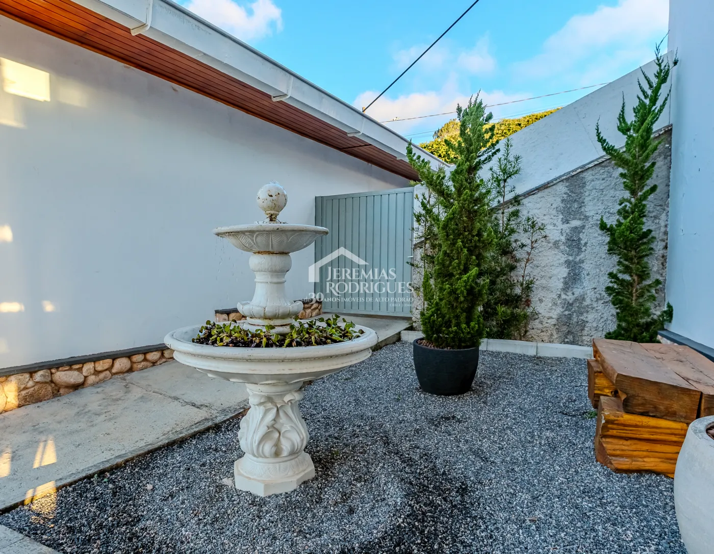 Casa à venda com 3 dormitórios, no bairro Vila Belvedere em Campos do Jordão/SP.