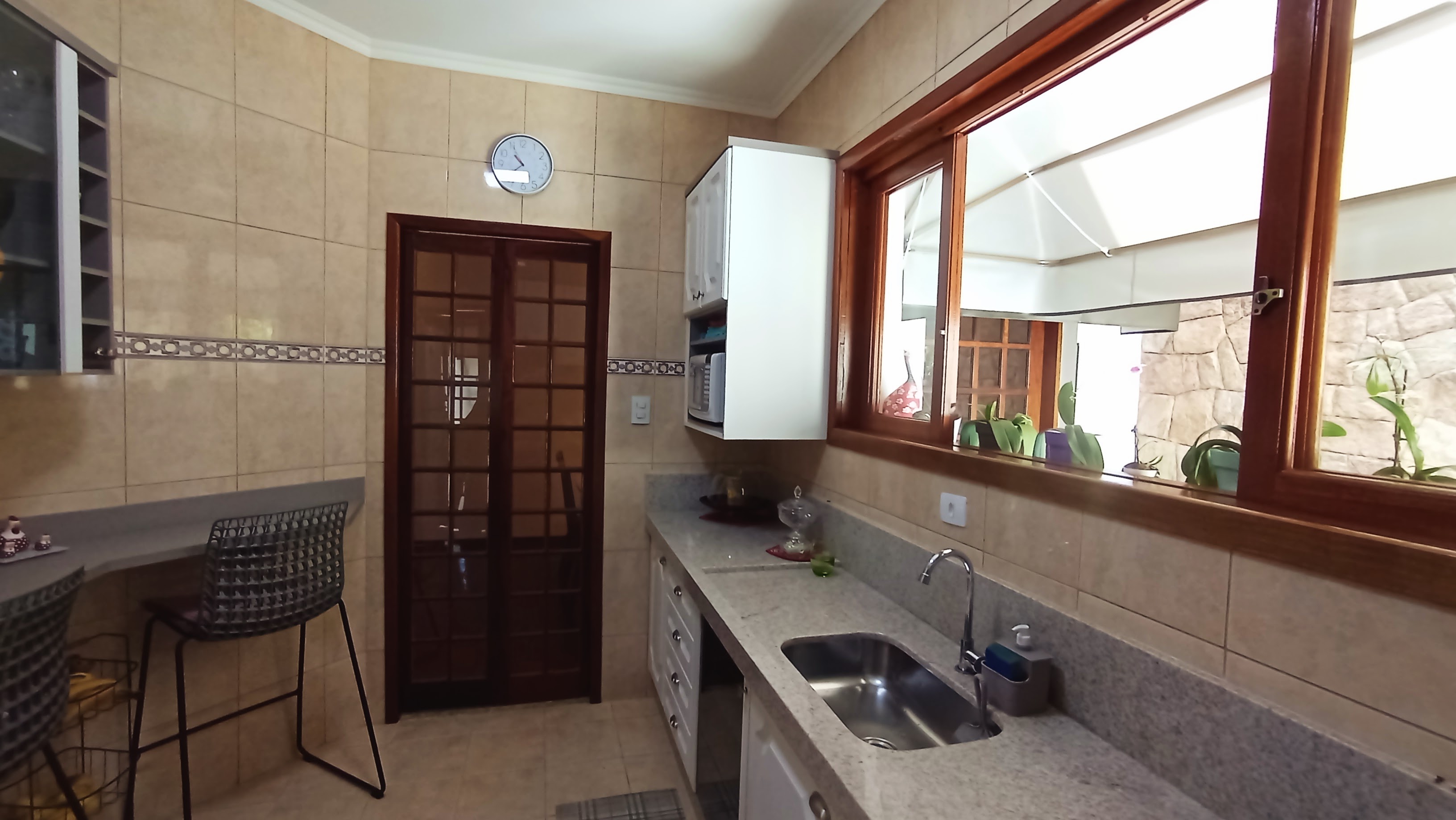 Casa à venda com 3 dormitórios no bairro Jardim do Sol em Taubaté/SP.