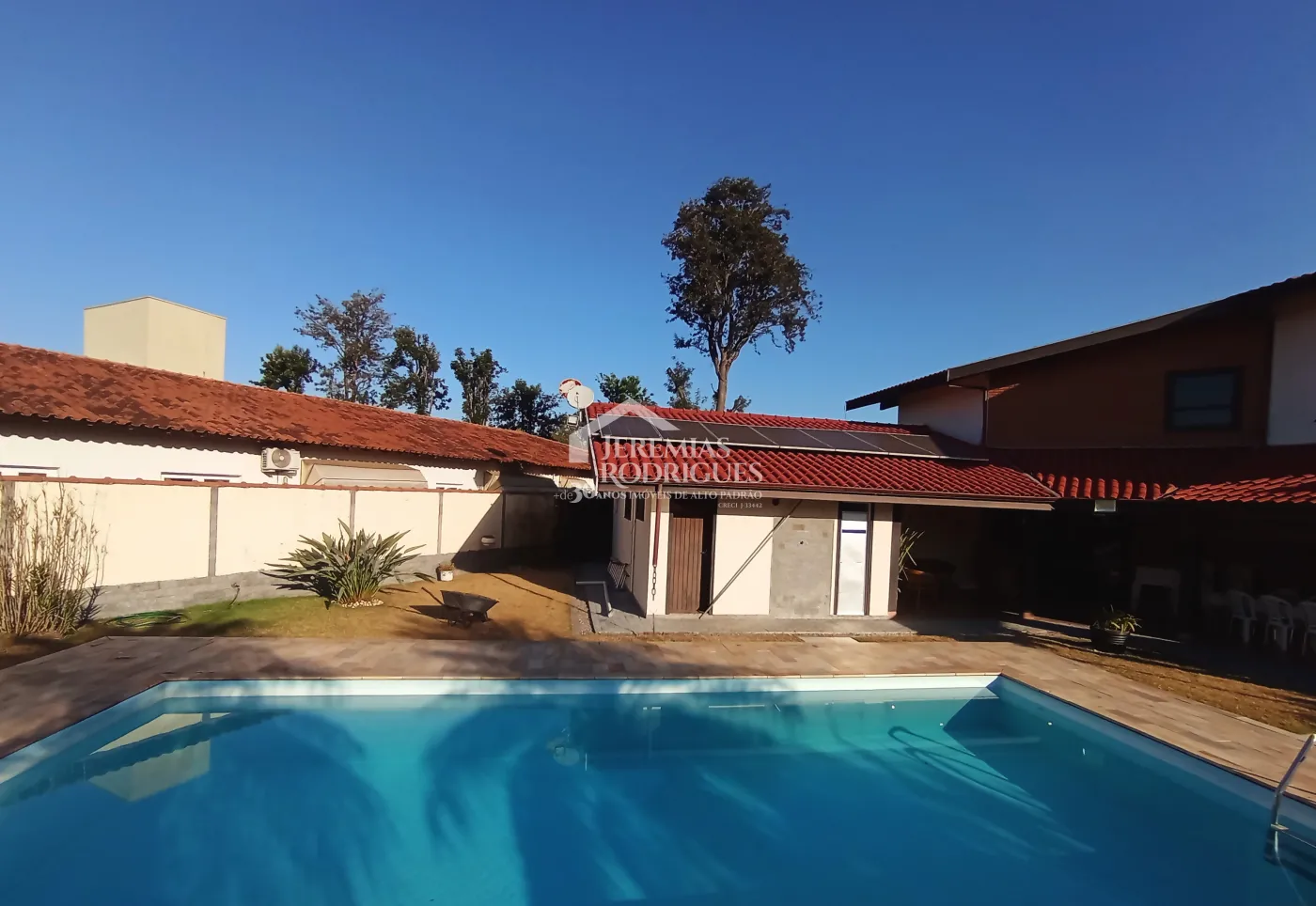 Casa à venda com 4 dormitórios no Condomínio Village Paineiras em Pindamonhangaba/SP.