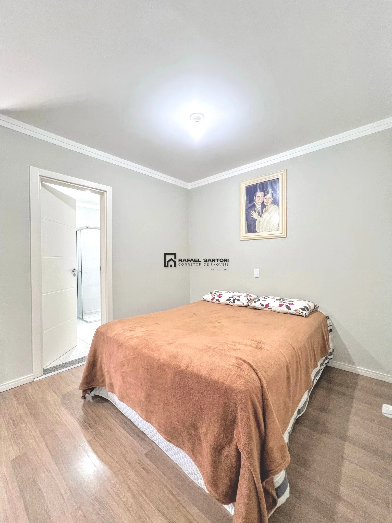 CASA EM MEIO LOTE NO CENTRO
