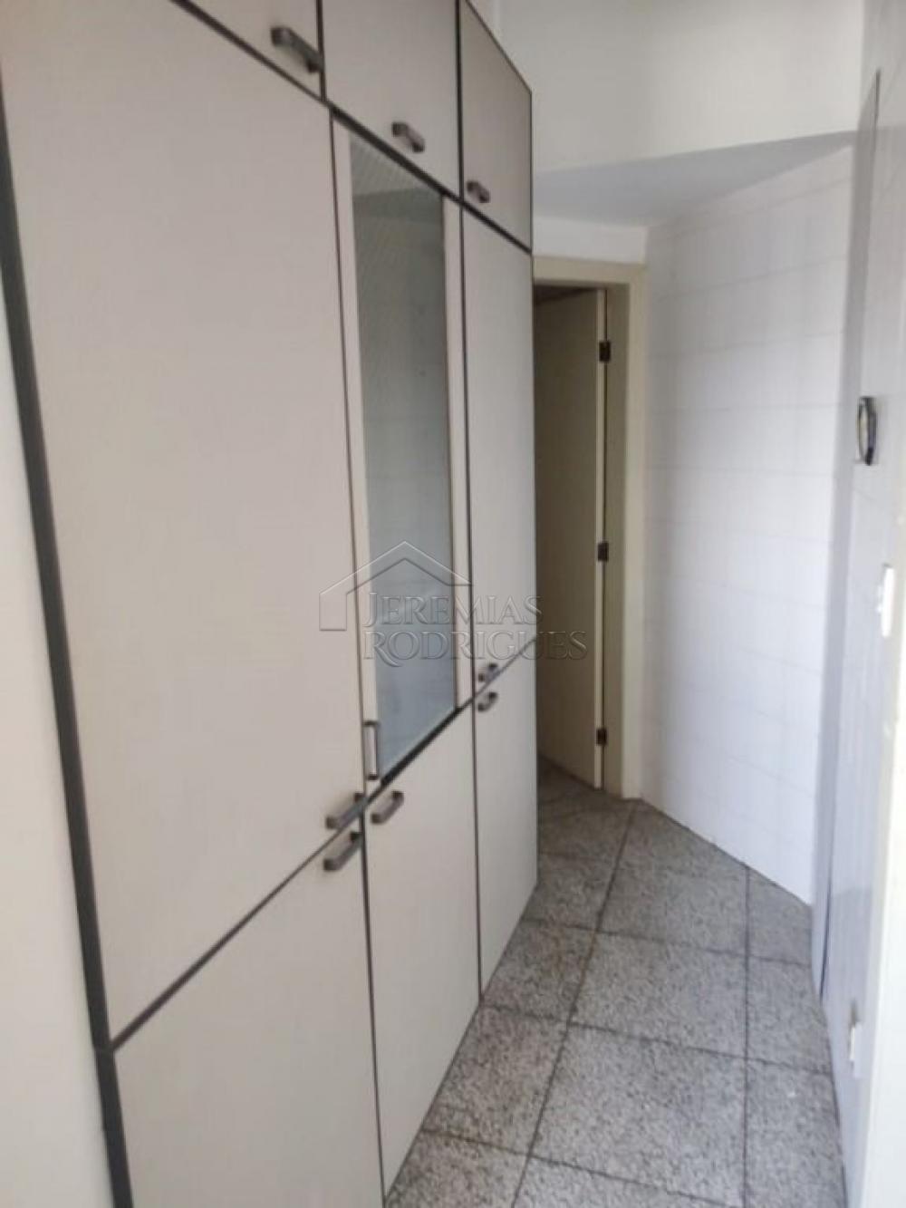 Apartamento para locação com 3 dormitórios, 256 m² no Edifício Plaza Alta em Taubaté/SP.