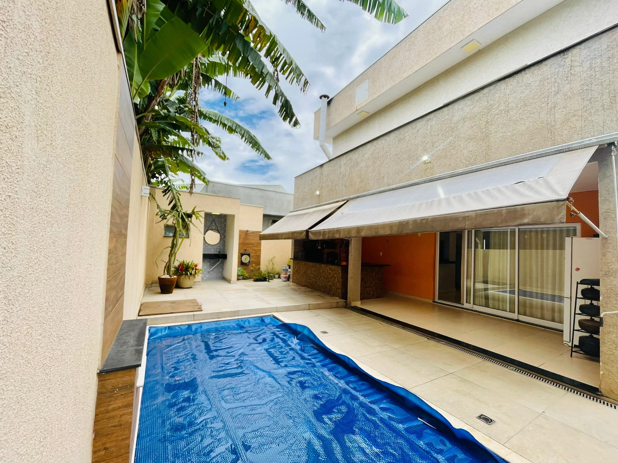 Casa à venda com 3 dormitórios no Condomínio Parque das Araucárias em Tremembé/SP. 