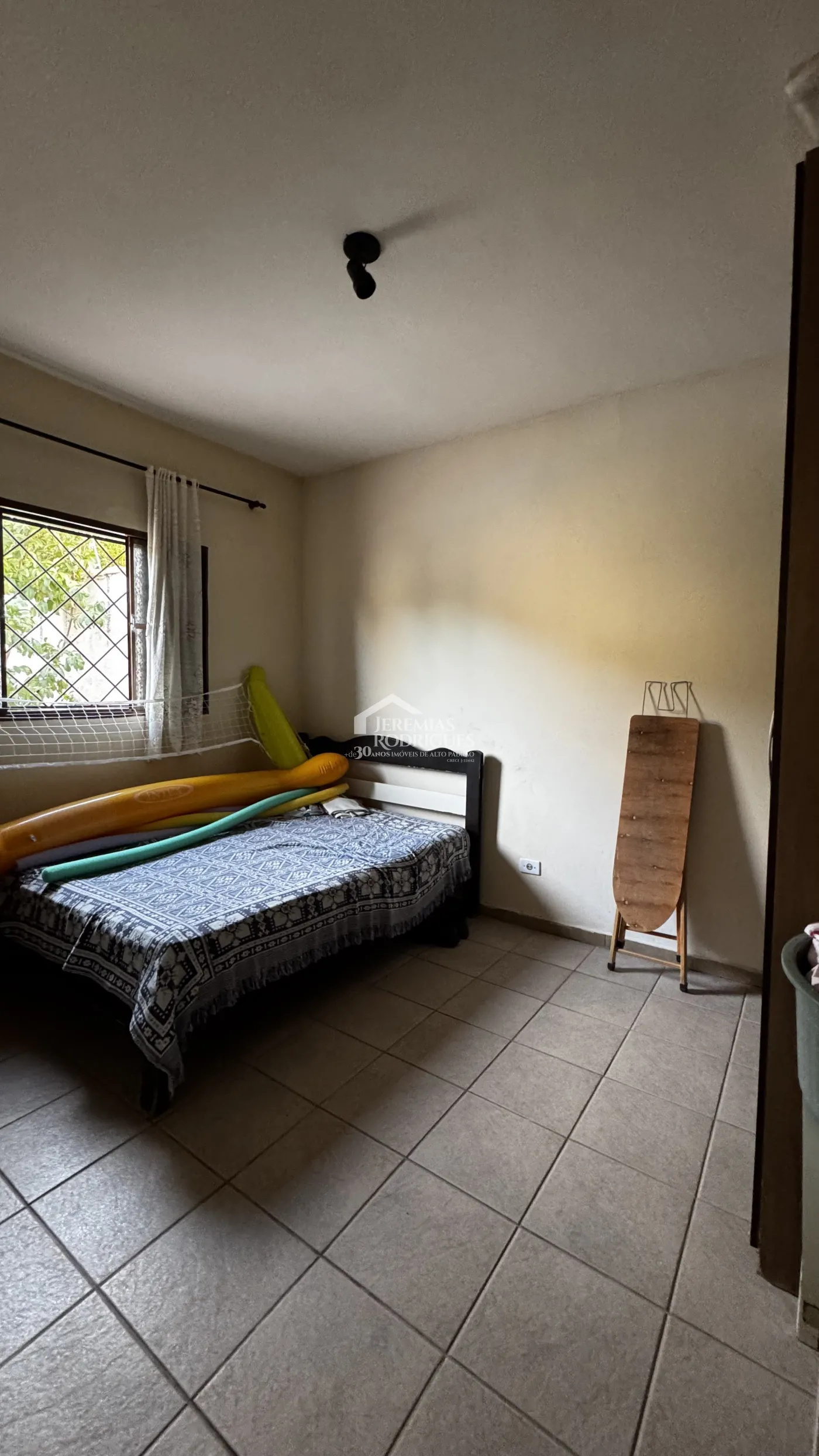 Casa à venda com 3 dormitórios no bairro Vila Rica em Pindamonhangaba/SP